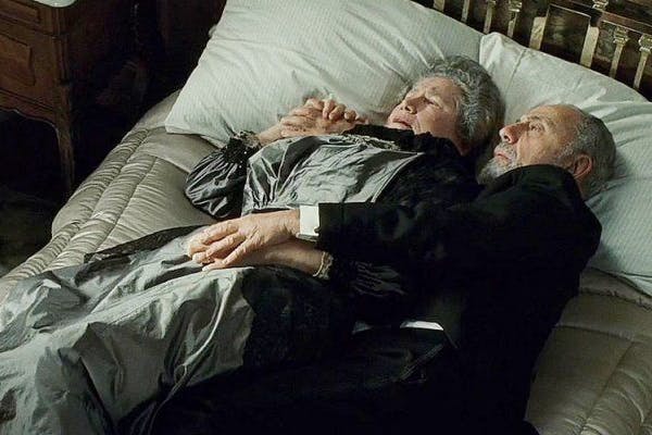 Ein altes Ehepaar liegt auf einem Bett, das Wasser strömt bereits in die Kabine. Diese Szene aus „Titanic“ rührte Millionen Menschen zu Tränen.