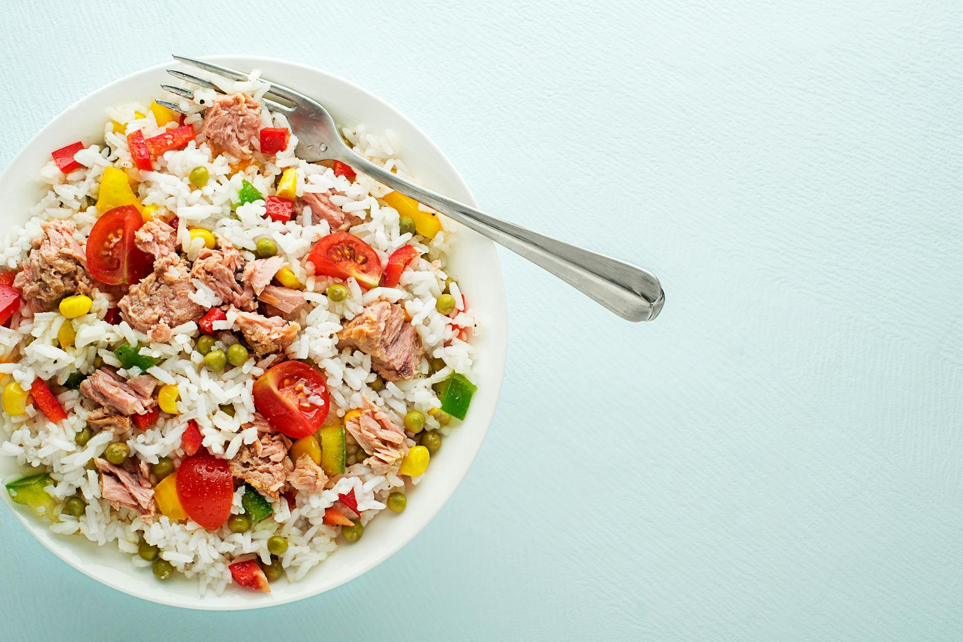 Den sommerlichen Reissalat macht man mit etwas Thunfisch zum Hauptgericht.