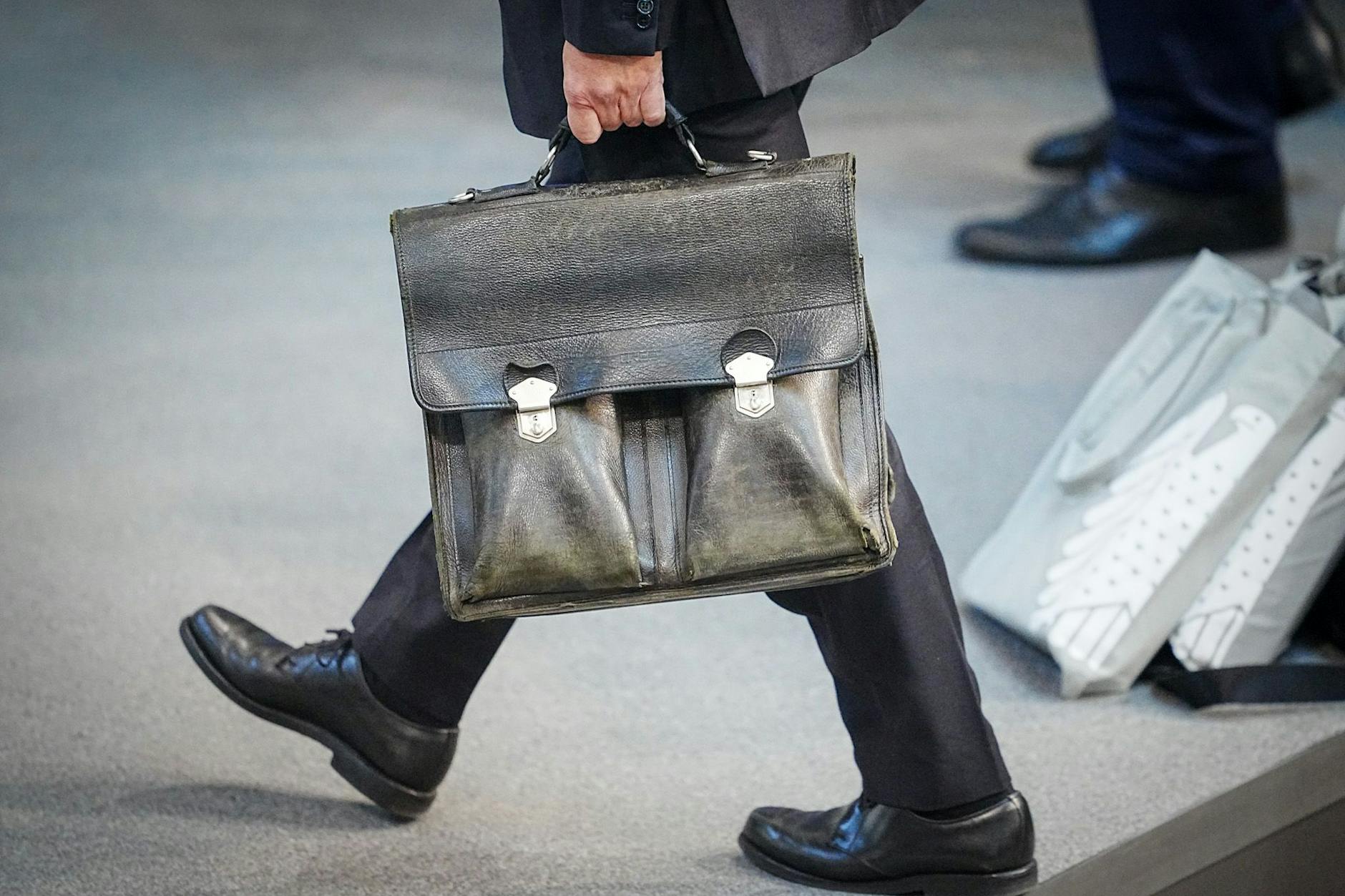 Immer an seiner Seite: Die altgediente Aktentasche begleitet Scholz seit unfassbaren 40 Jahren.