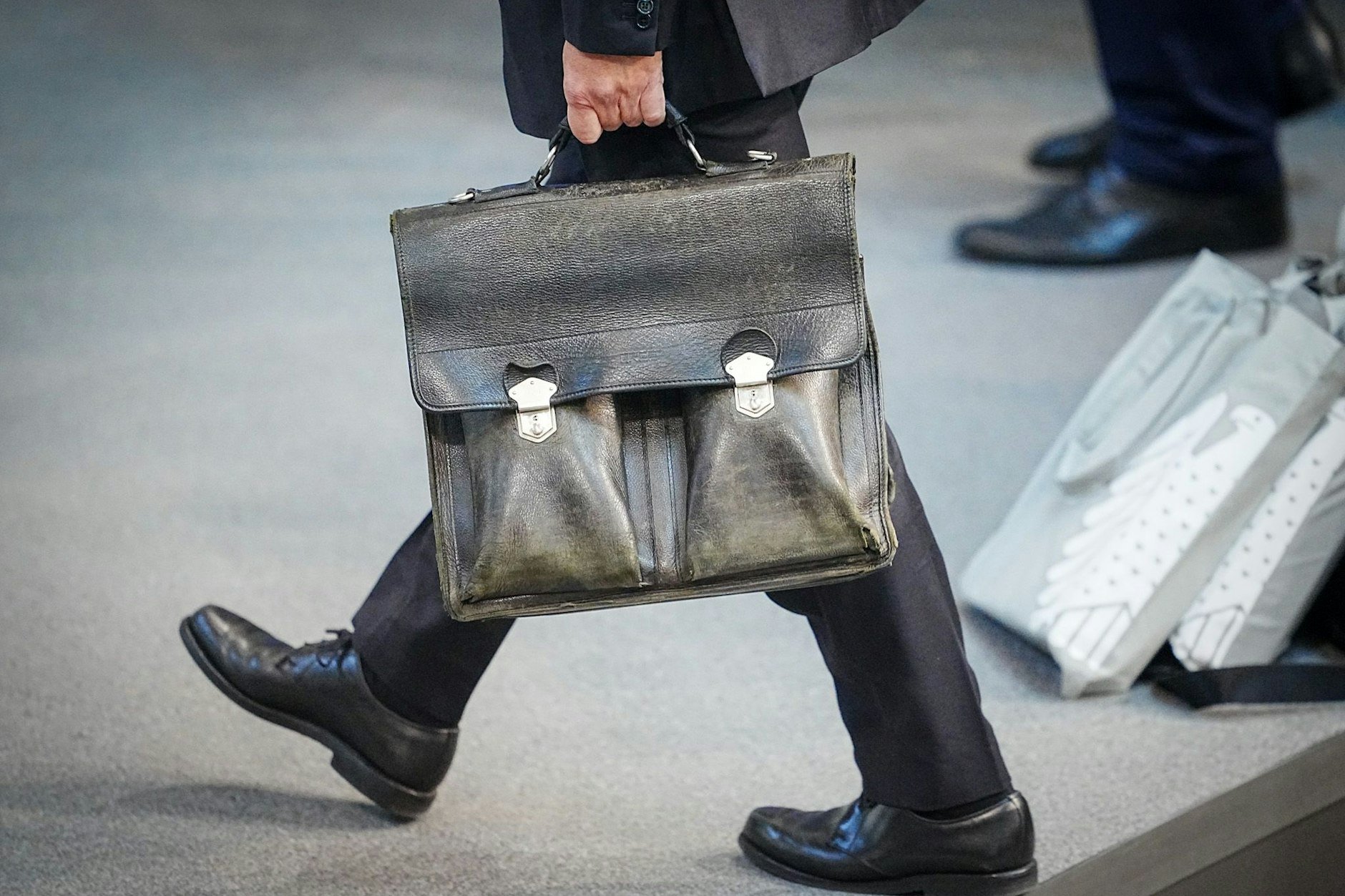 Immer an seiner Seite: Die altgediente Aktentasche begleitet Scholz seit unfassbaren 40 Jahren.