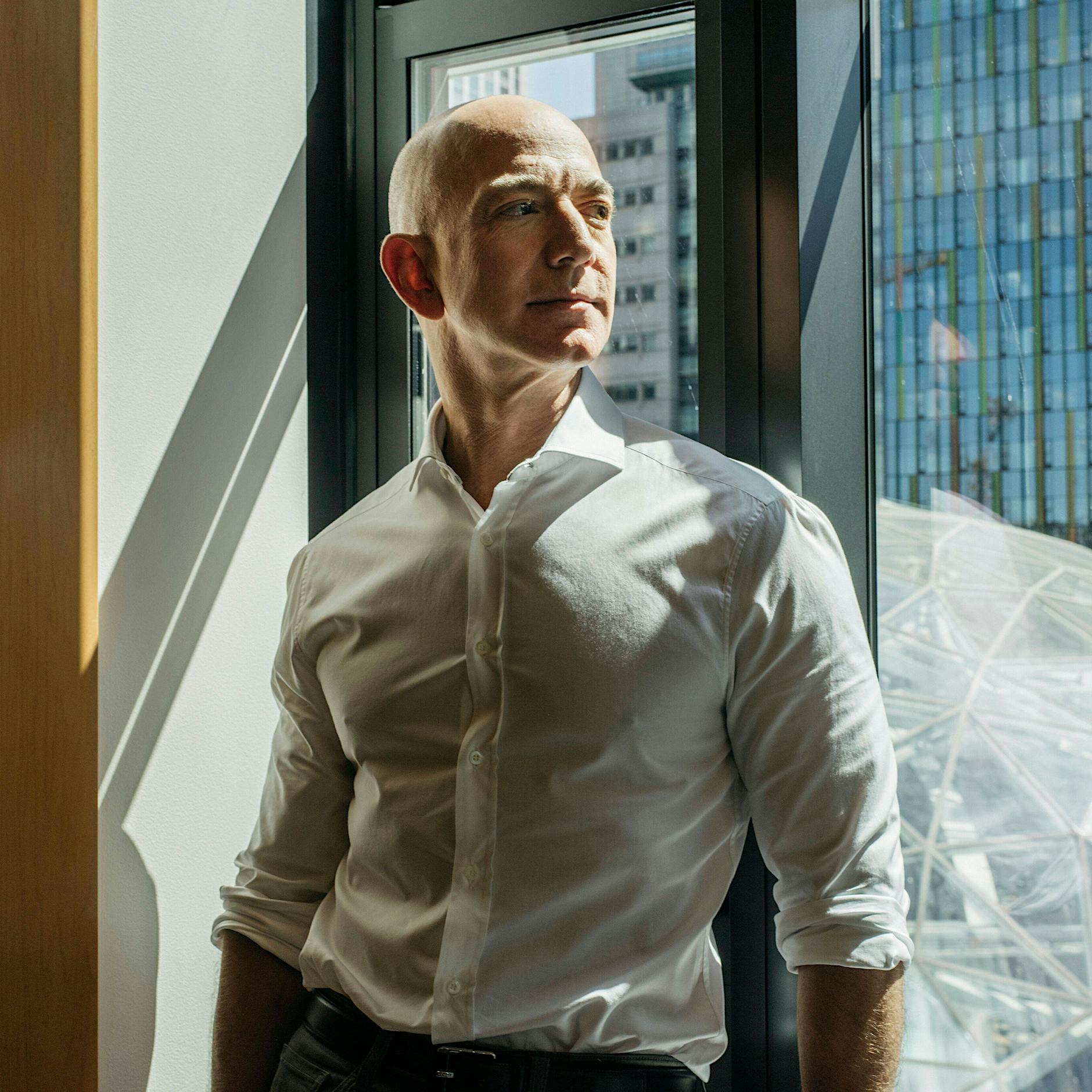 Jeff Bezos in Berlin? Deepfake-Video zeigt Amazon-Gründer vor dem Berghain