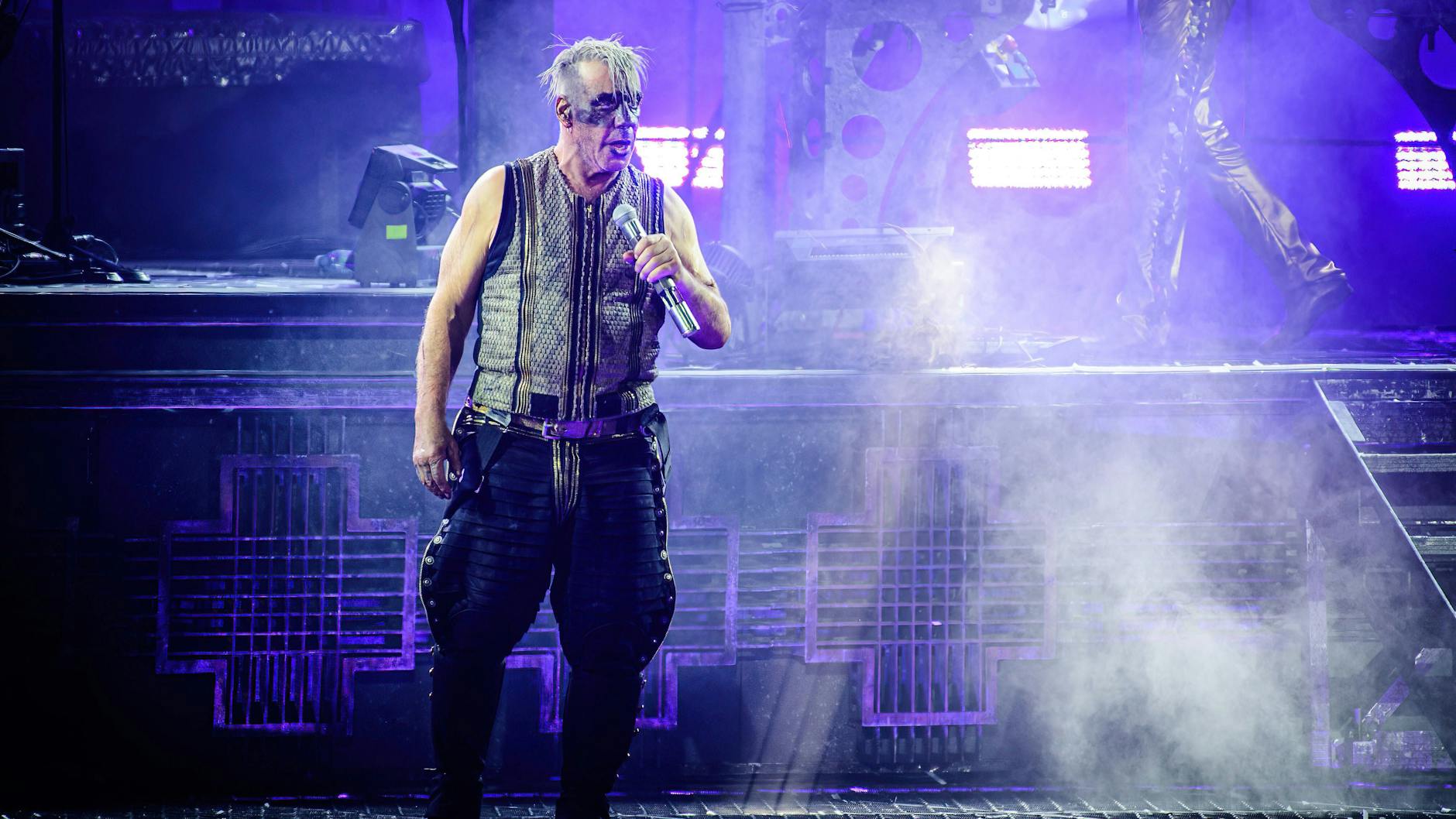 Nach den Vorwürfen gegen Rammstein gibt es inzwischen mehrere Petition für und gegen ihre Konzerte. Foto: Till Lindemann ist der Frontmann von Rammstein.