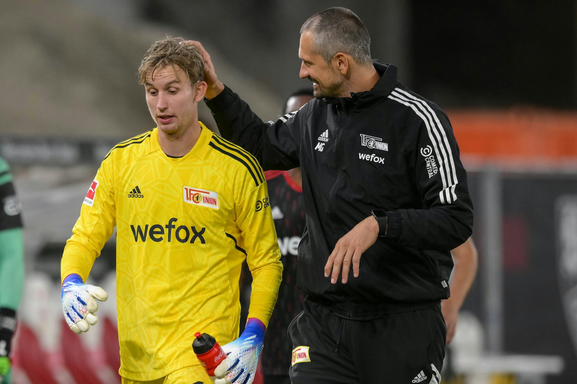 Union-Keeper Frederik Rönnow (l.) erfährt von Torwarttrainer Michael Gspurning ein Lob.