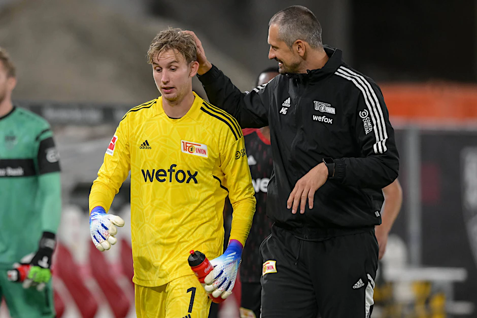 Union-Keeper Frederik Rönnow (l.) erfährt von Torwarttrainer Michael Gspurning ein Lob.