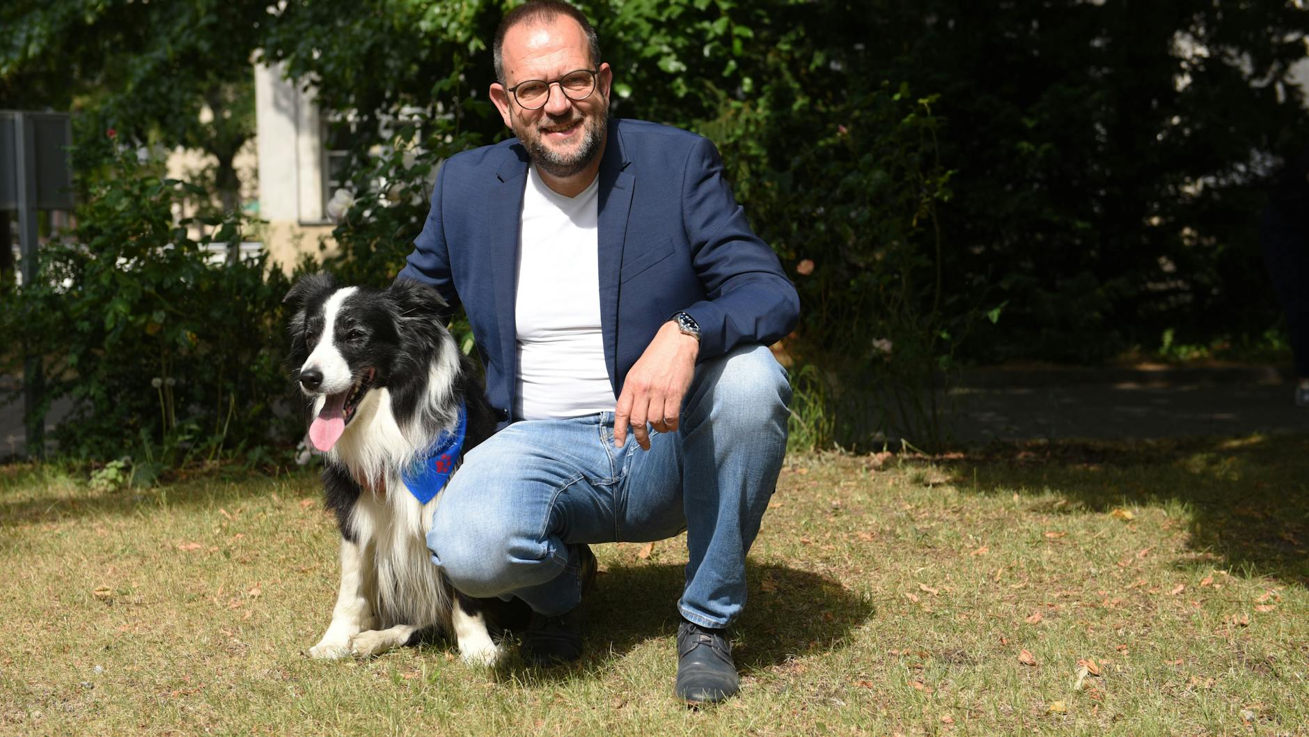 Dr. Eric Hilf, Chefarzt der Geriatrie im Sana-Klinikum Lichtenberg, mit Therapiehund Lewis-Oskar.