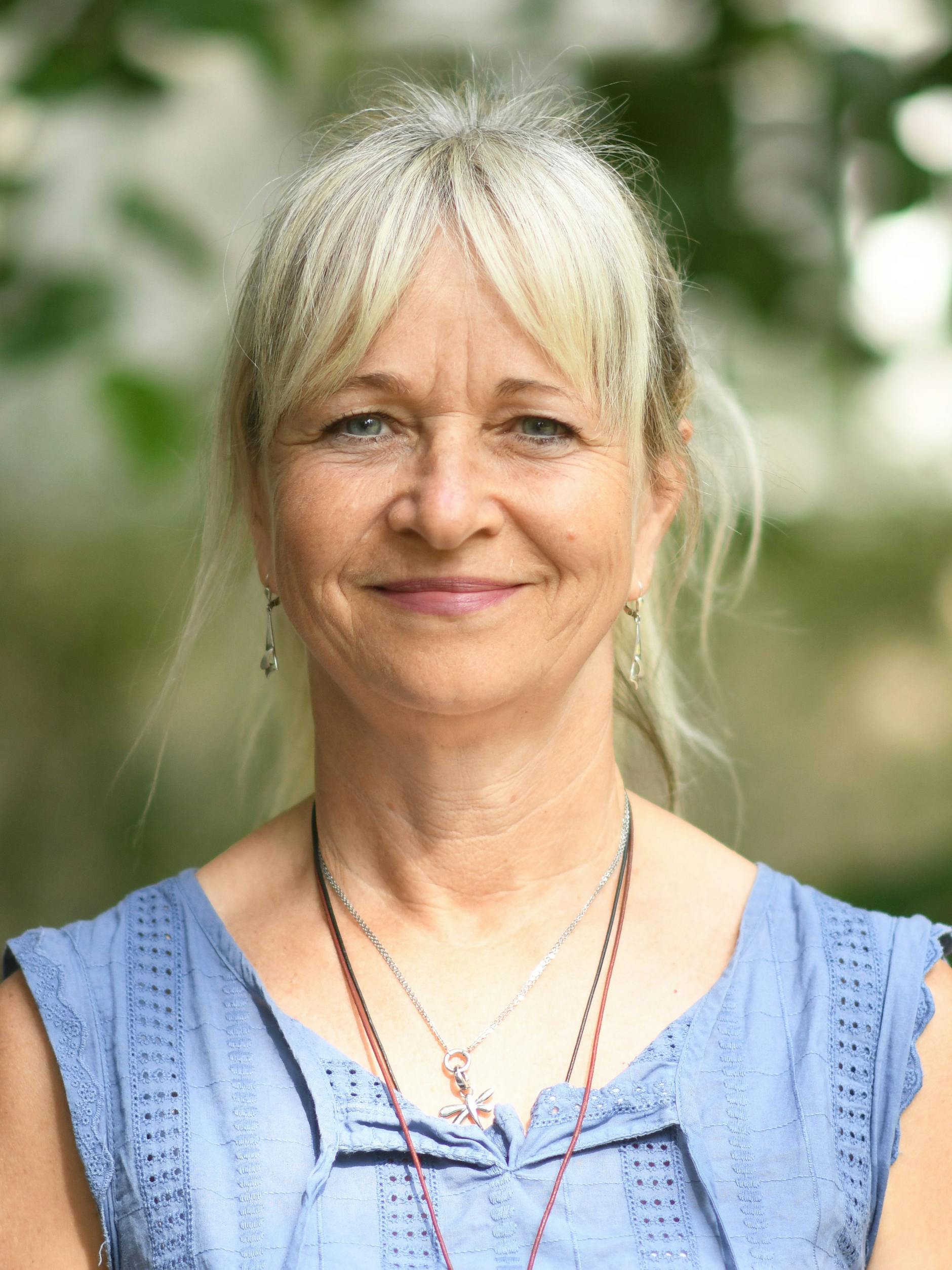 Hundetrainerin Carola Schulze betreute die Ausbildung von Therapiehund Lewis-Oskar im Lichtenberger Sana-Klinikum.