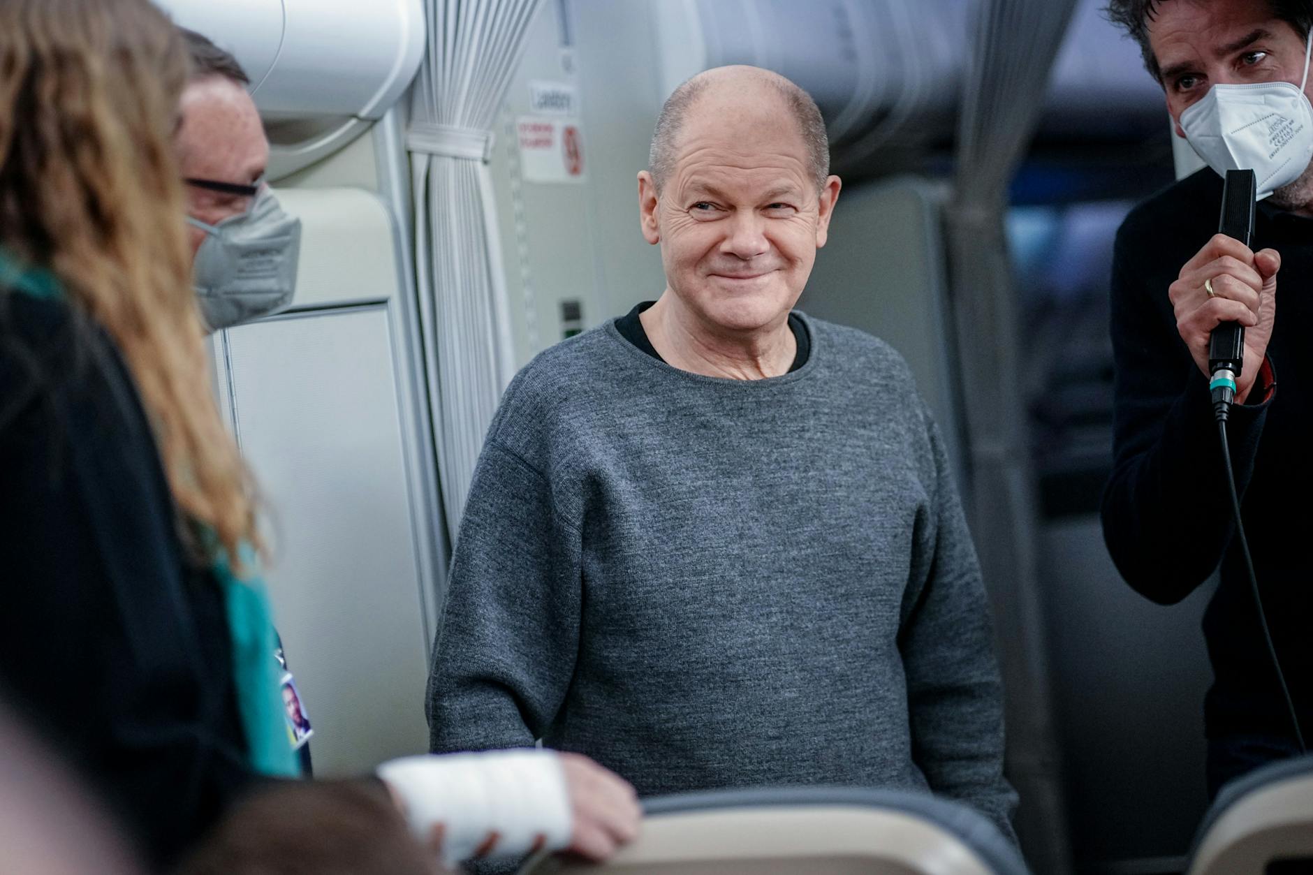 Ein Herz für Maschenware kleiner Marken: Bundeskanzler Olaf Scholz auf dem Weg nach Washington.