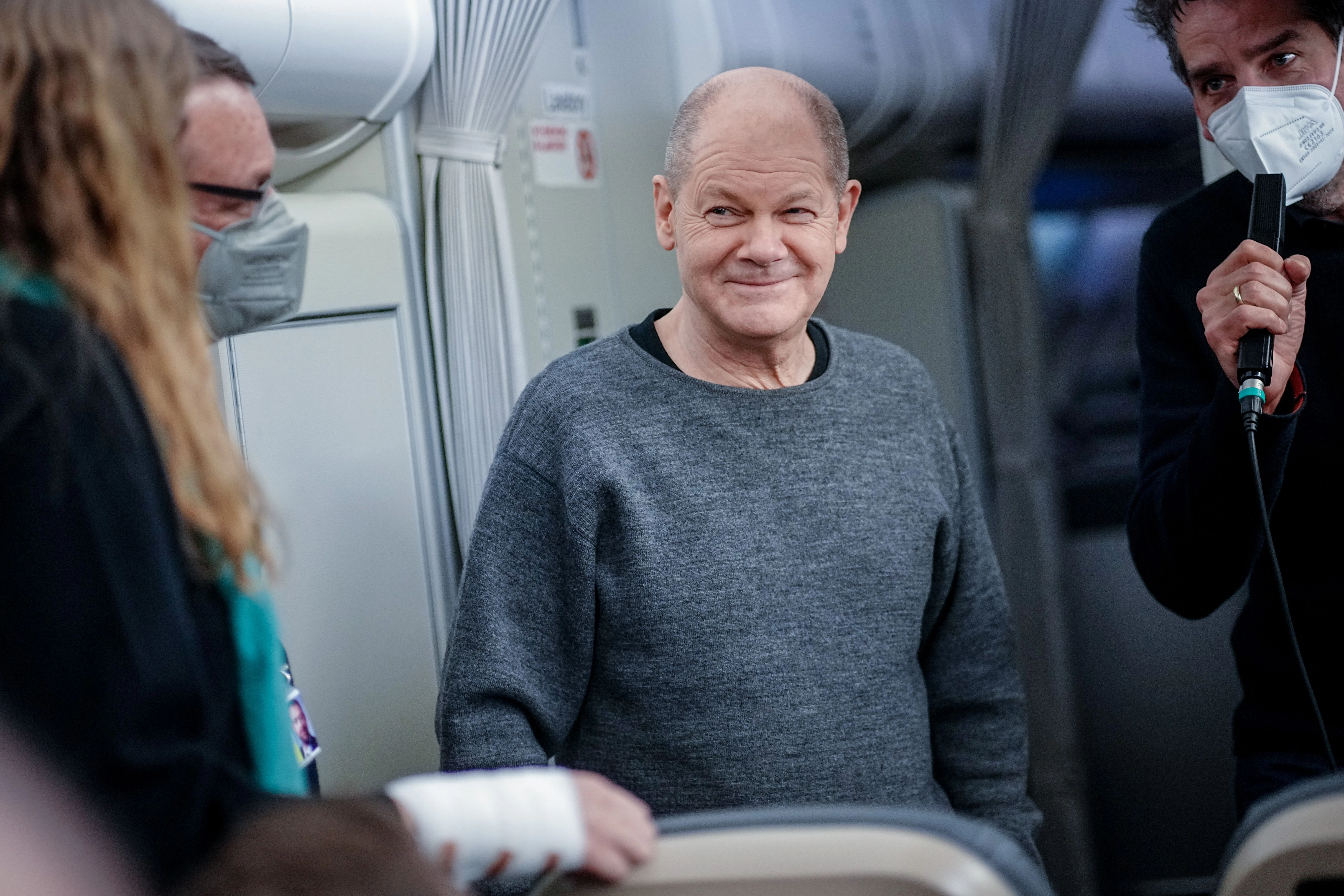 Ein Herz für Maschenware kleiner Marken: Bundeskanzler Olaf Scholz auf dem Weg nach Washington.