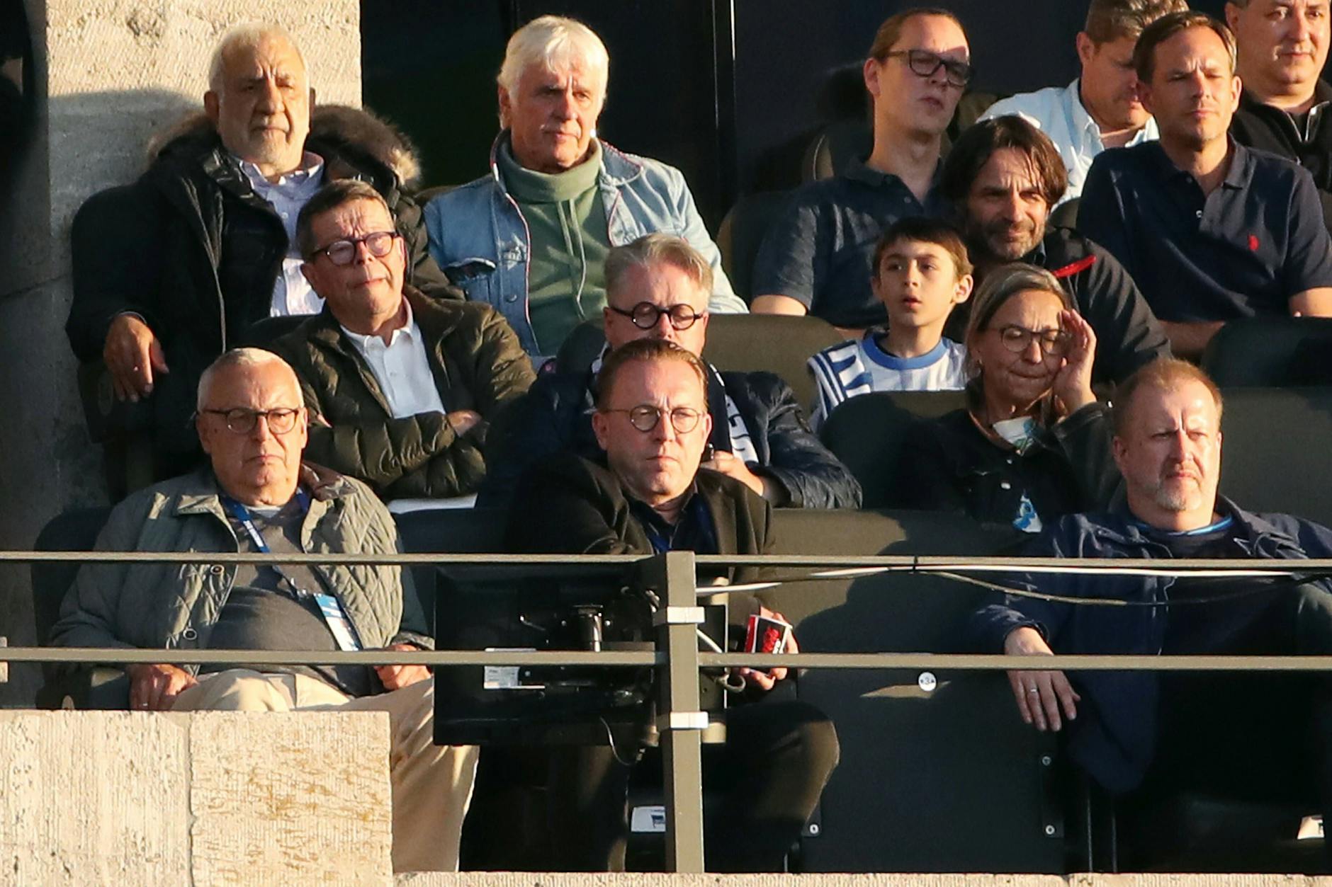 Präsident Werner Gegenbauer, Vizepräsident Thorsten Manske und Geschäftsführer Ingo Schiller (v.l.) sitzen bei einem Herthaspiel auf der Tribüne.
