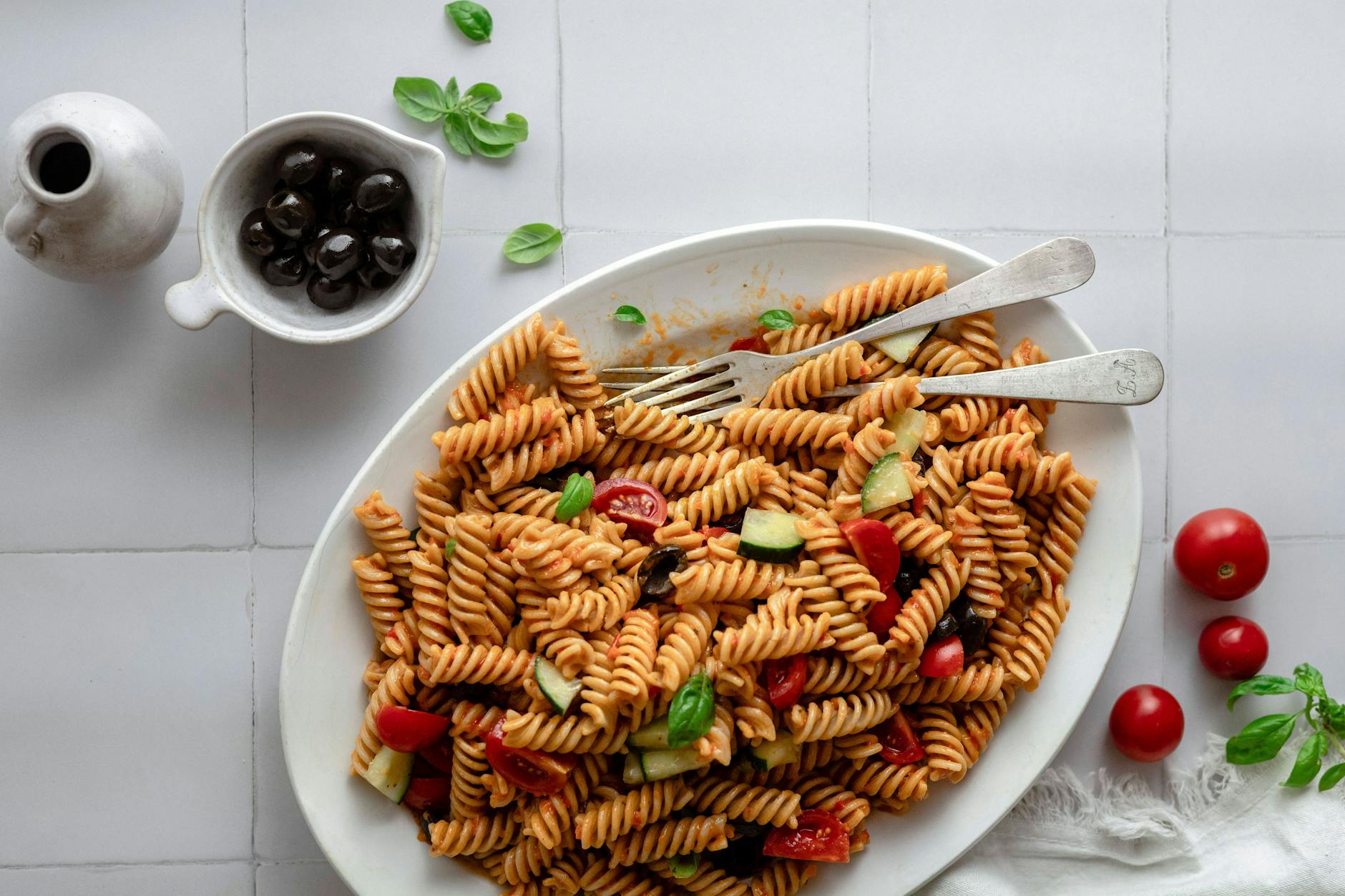 Dieser mediterrane Nudelsalat ist sehr lecker - das Rezept bringt Urlaubs-Feeling auf den Tisch.