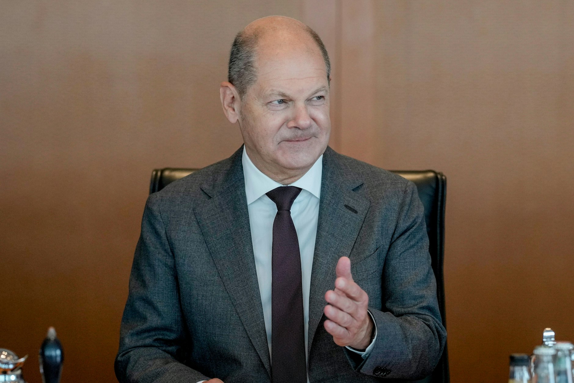 Zum Ehrentag im Standardlook: Olaf Scholz trägt Anzug, auch an seinem 65. Geburtstag.