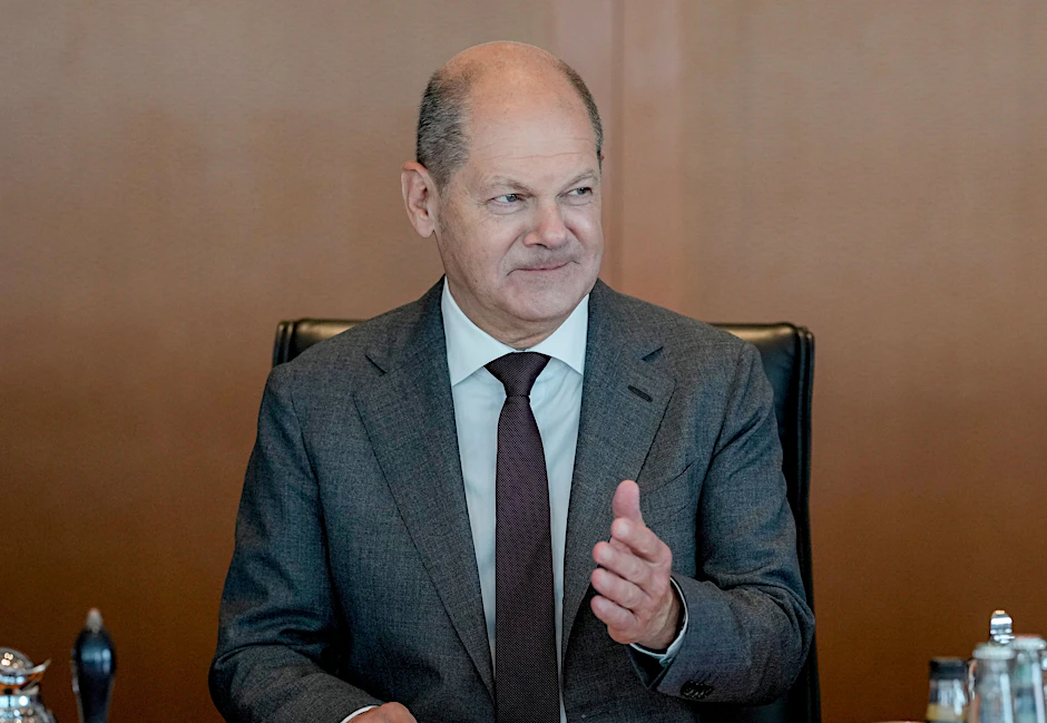 Zum Ehrentag im Standardlook: Olaf Scholz trägt Anzug, auch an seinem 65. Geburtstag.