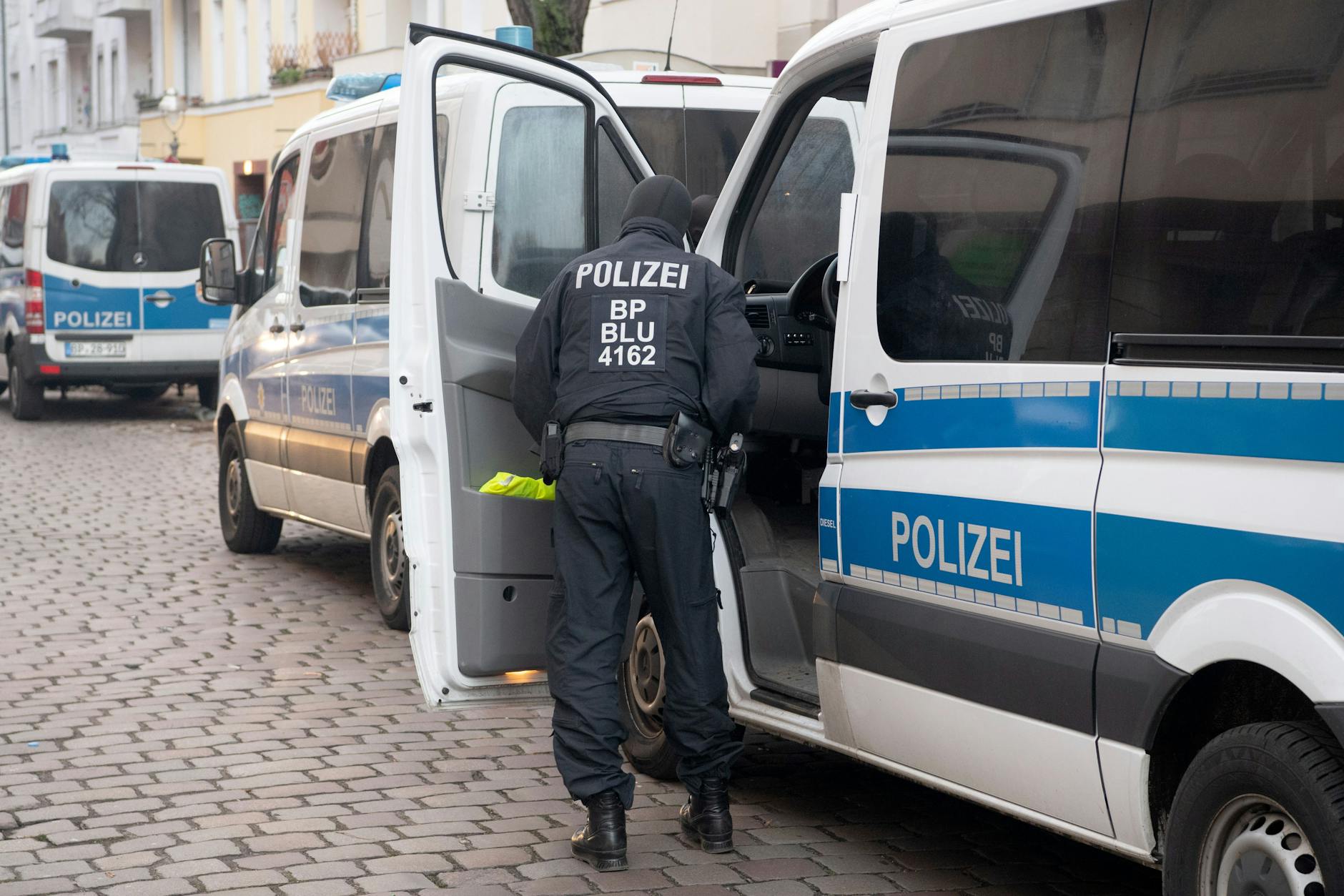 Polizisten sind bei einer Razzia in Berlin im Einsatz.