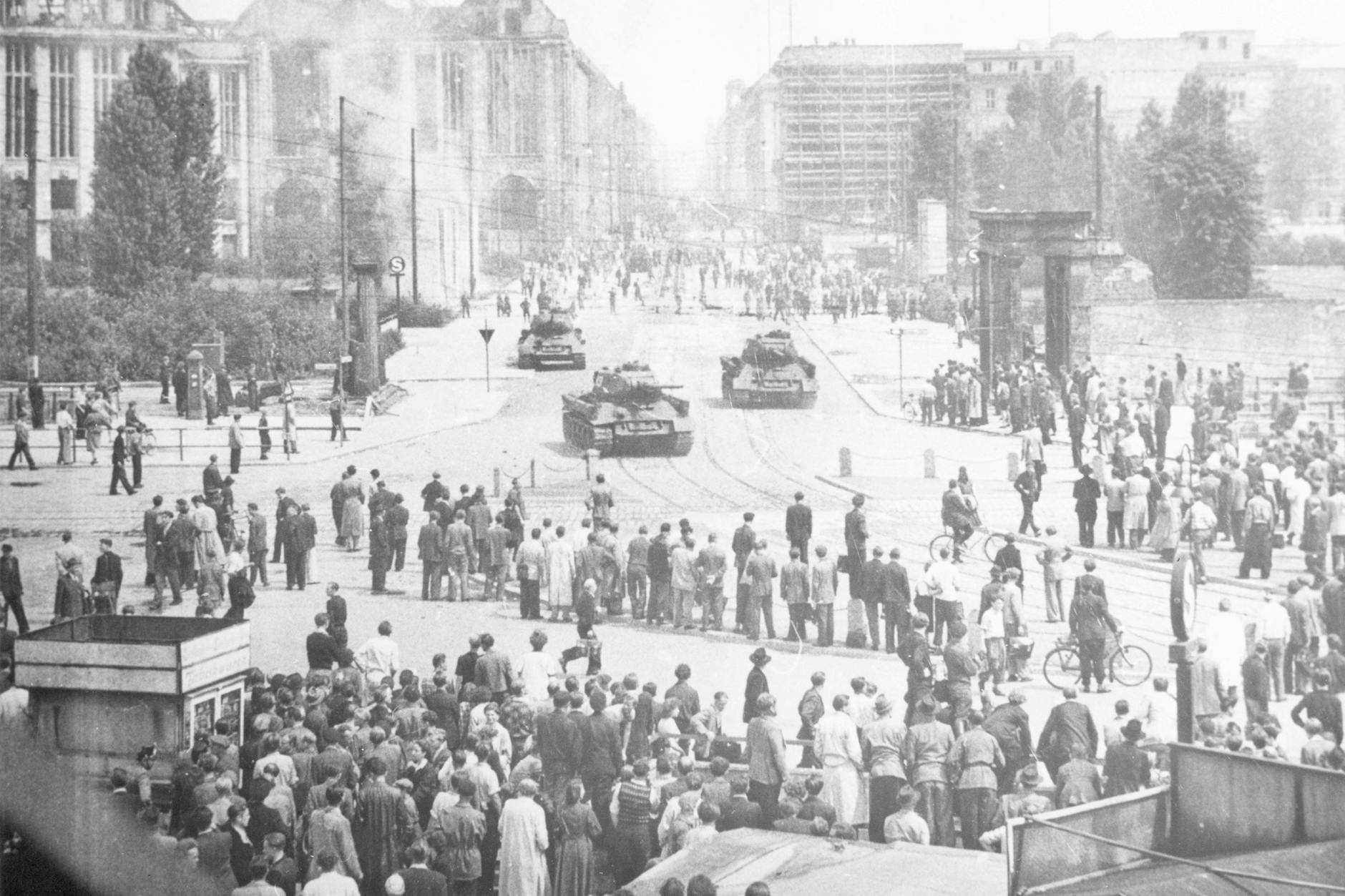 Sowjetische Panzer fuhren am 17. Juni 1953 während des Arbeiteraufstands in der DDR auf dem Leipziger Platz in Ost-Berlin auf. West-Berliner verfolgten an der Sektorengrenze die Vorgänge.