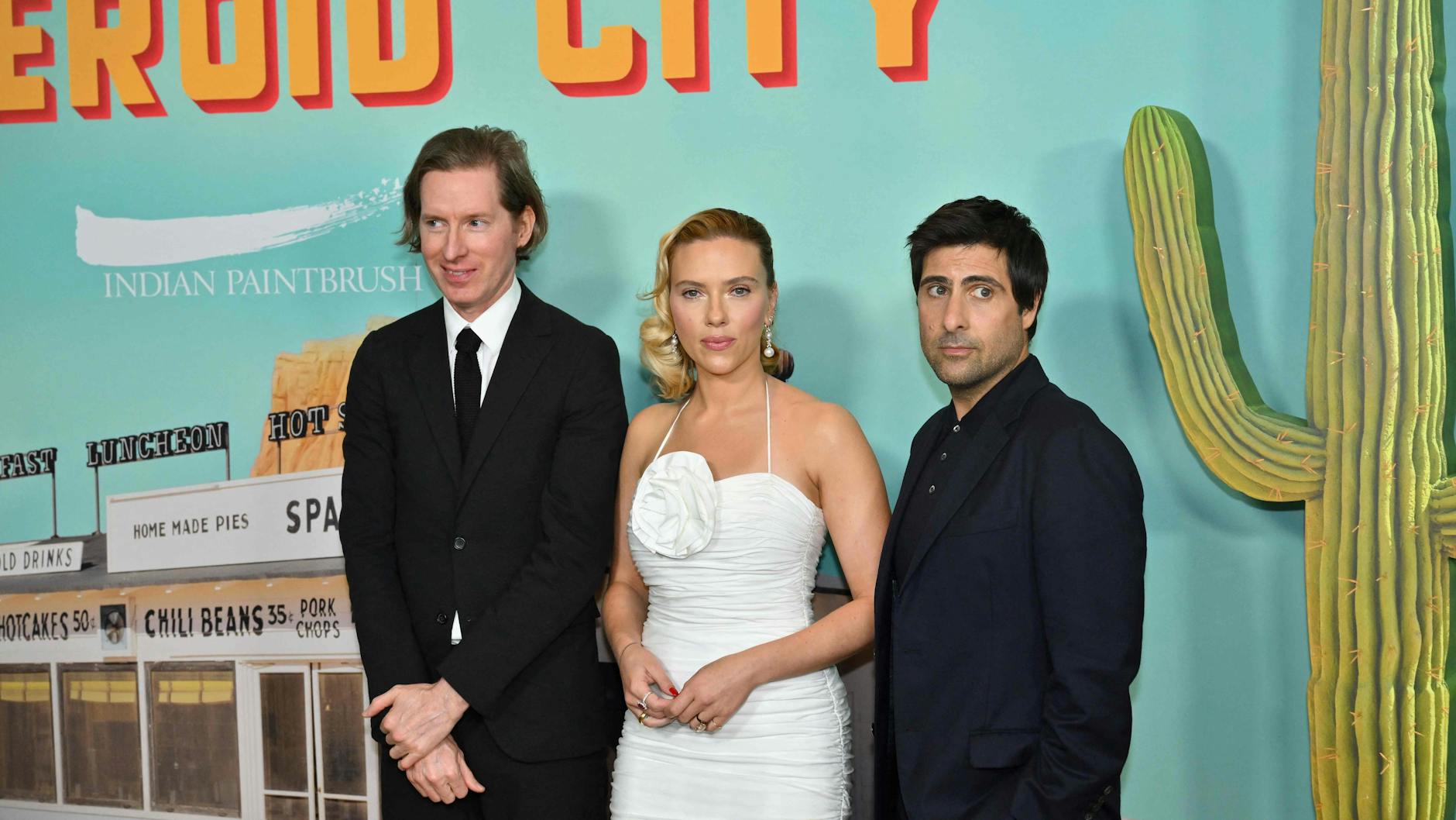 Regisseur Wes Anderson, Schauspielerin Scarlett Johansson und ihr Kollege Jason Schwartzman (v.l.) kommen zur Premiere des Films „Asteroid City“ in New York.