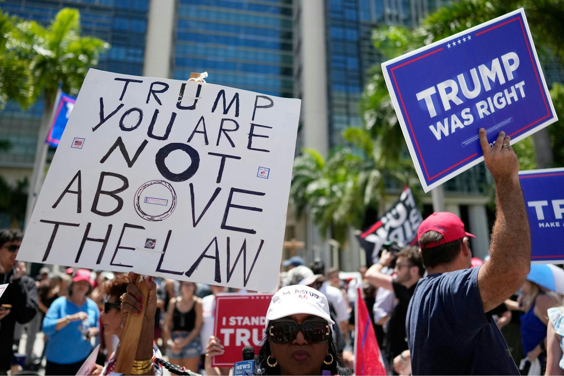 Unterstützer und Gegner von Donald Trump vor dem Wilkie D. Ferguson Jr. U.S. Courthouse in Miami.