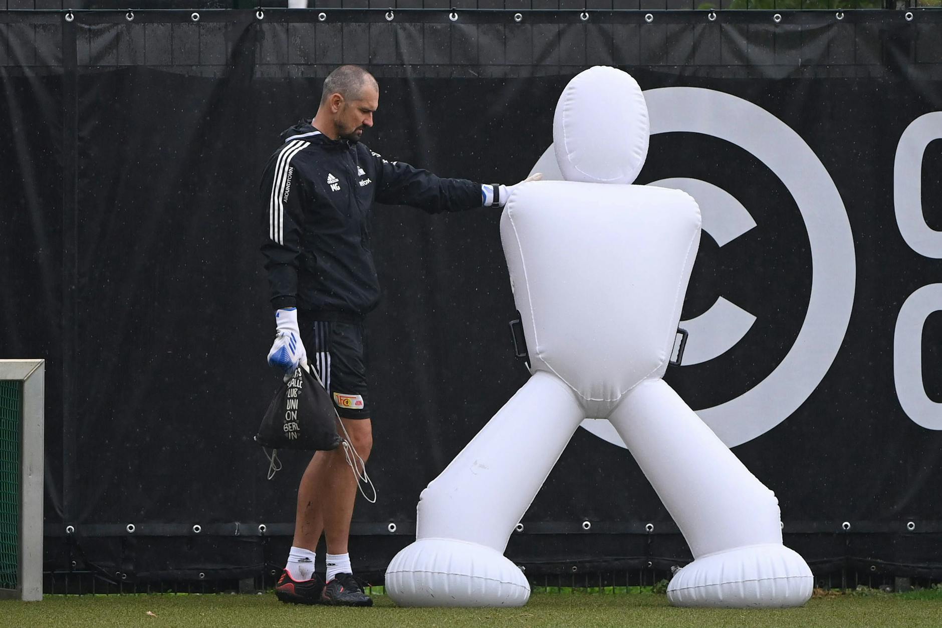 Michael Gspurning freundet sich auf dem Trainingsgelände des 1. FC Union Berlin mit einem Trainings-Dummy an.