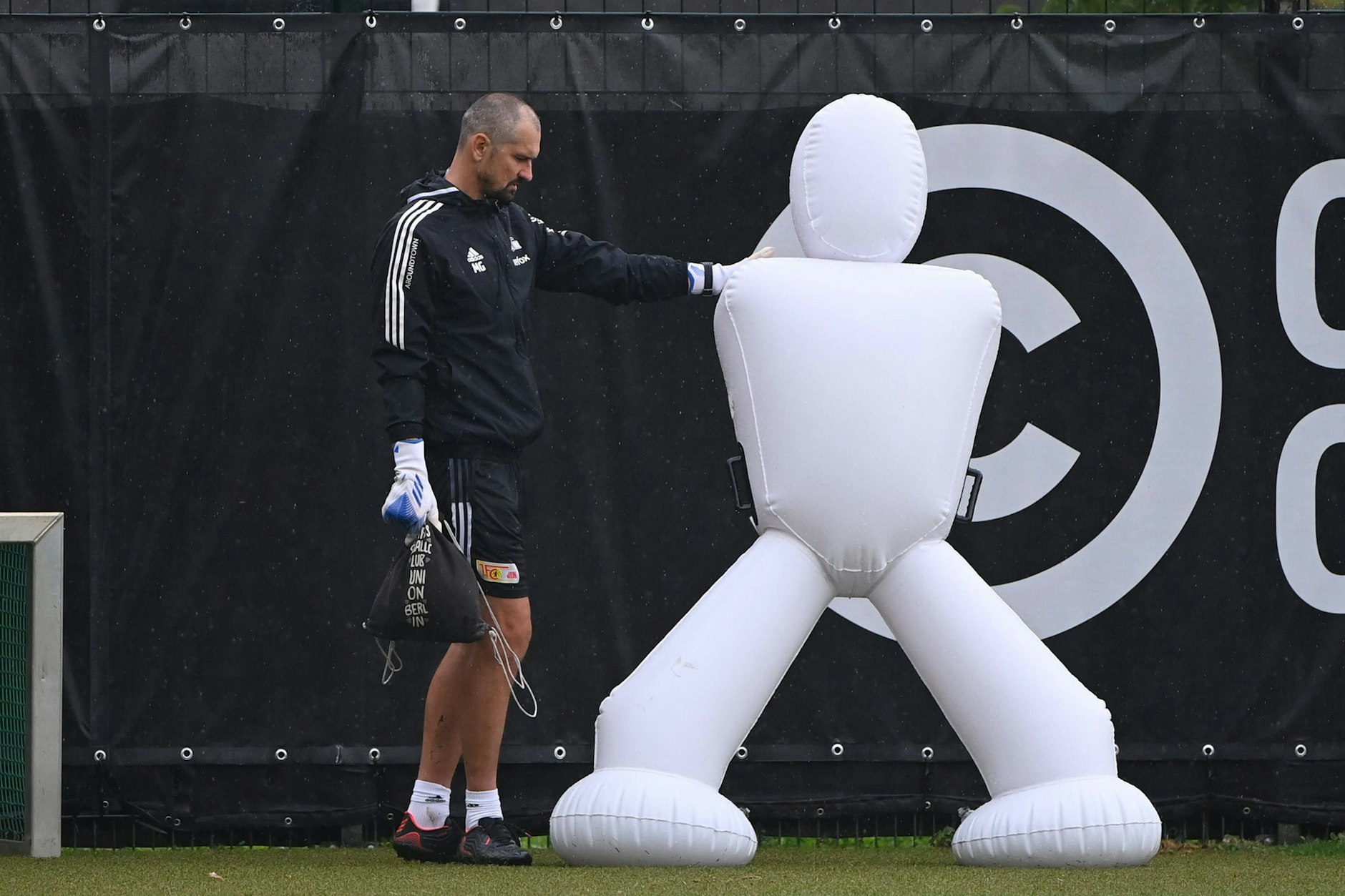 Michael Gspurning freundet sich auf dem Trainingsgelände des 1. FC Union Berlin mit einem Trainings-Dummy an.