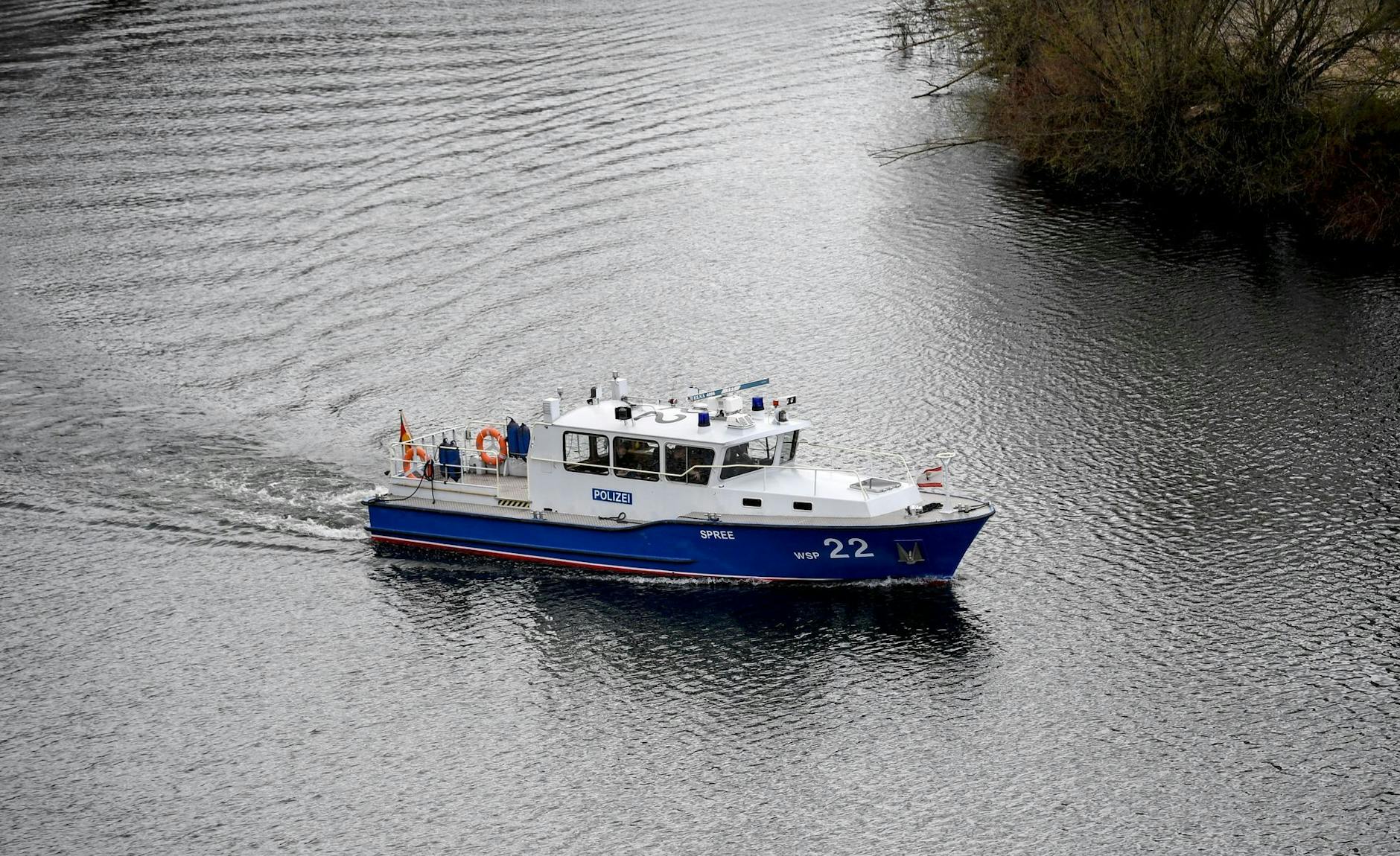 ARCHIV - Die Wasserschutzpolizei fährt mit einem Schiff auf der Spree. dpa/Symbolbild
