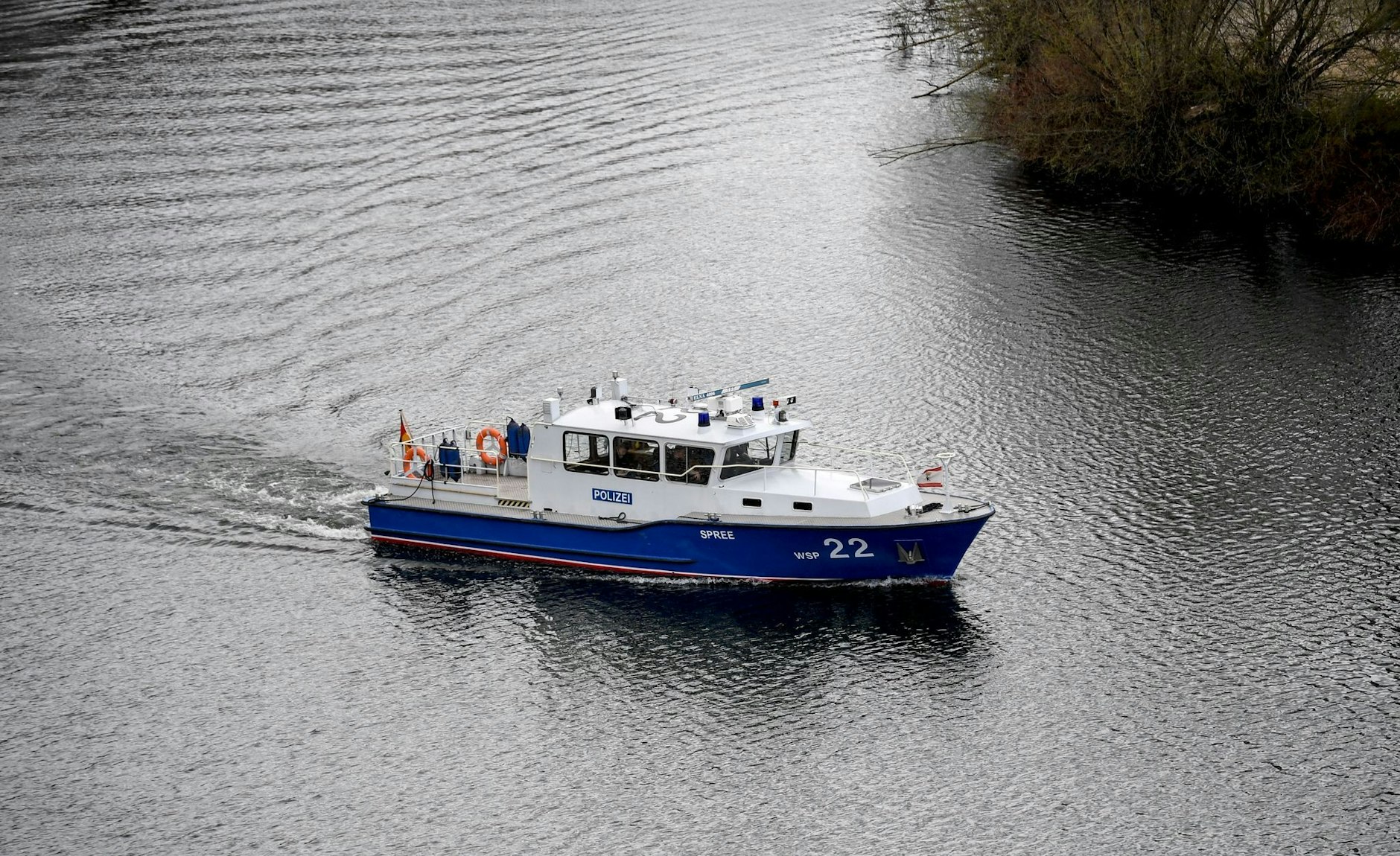 ARCHIV - Die Wasserschutzpolizei fährt mit einem Schiff auf der Spree.  dpa/Symbolbild
