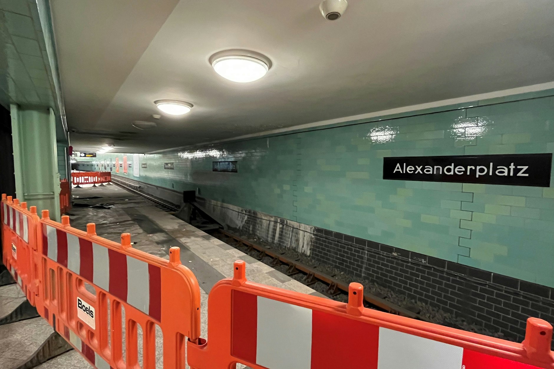 Der Wasserschaden am Bahnsteig der U5 unterm Alexanderplatz. Über einem ungenutzten Gleis tropft es durch die Decke. Die Covivio-Baugrube ist wenige Meter entfernt, die U2 verläuft darüber.