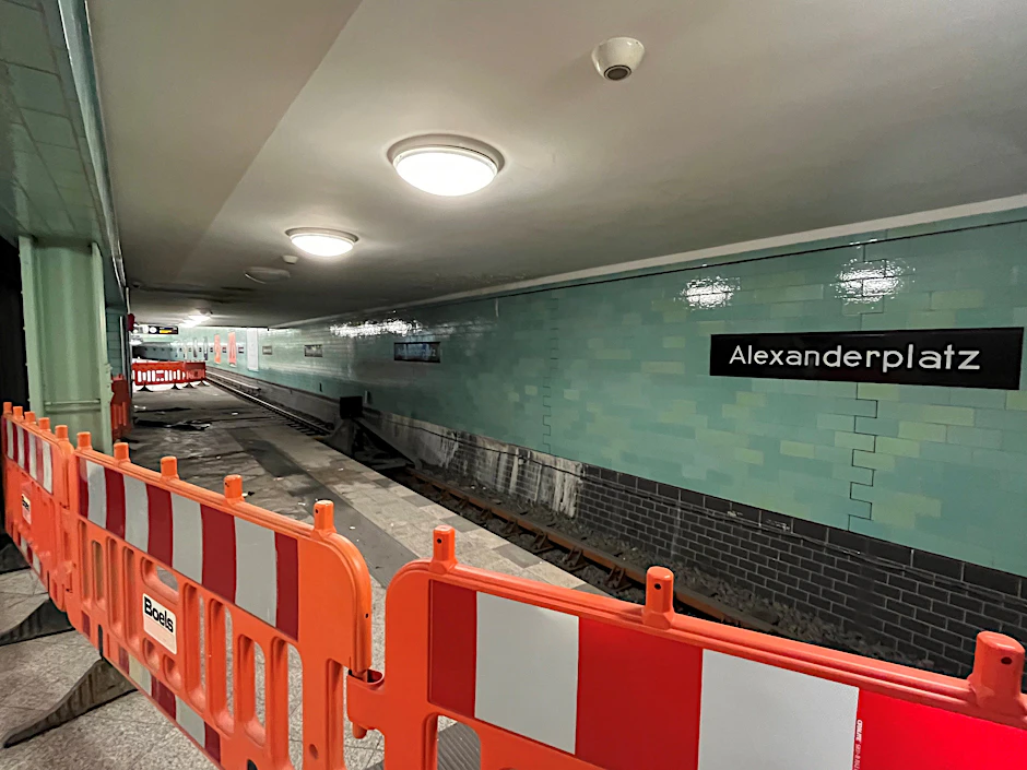 Der Wasserschaden am Bahnsteig der U5 unterm Alexanderplatz. Über einem ungenutzten Gleis tropft es durch die Decke. Die Covivio-Baugrube ist wenige Meter entfernt, die U2 verläuft darüber.