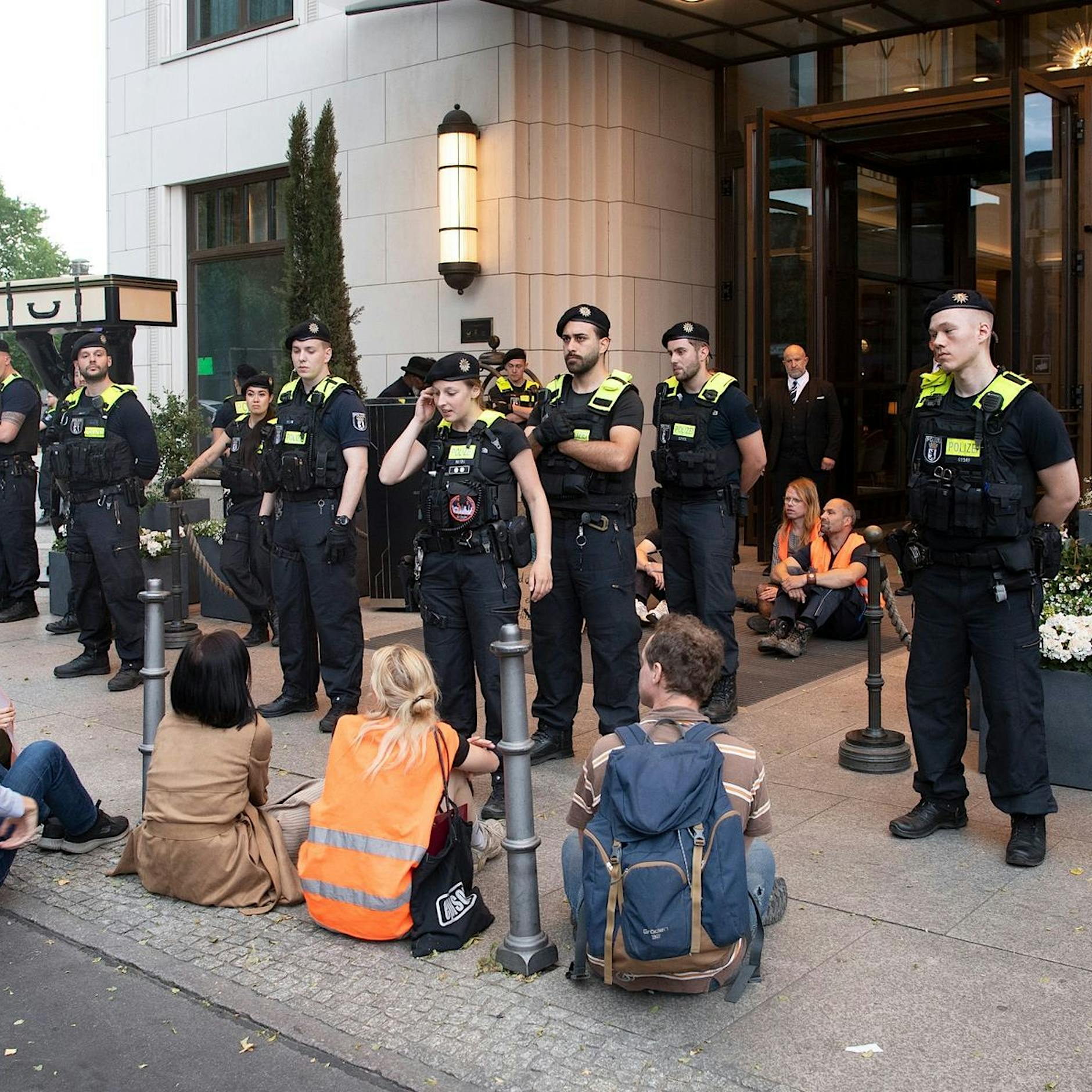 Klima-Aktivisten protestieren vor Berliner Luxushotel