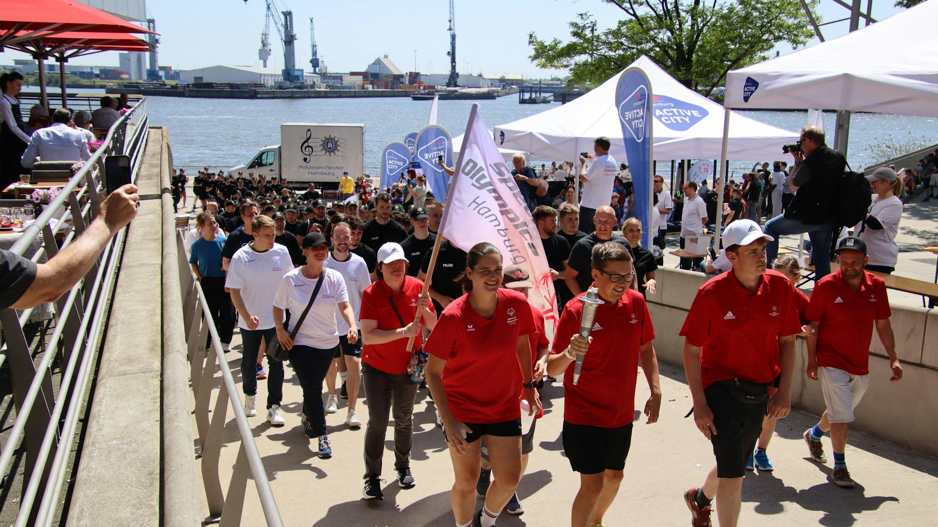 Fackellauf in der Hamburger Hafencity anlässlich der Special Olympic World Games in Berlin. 