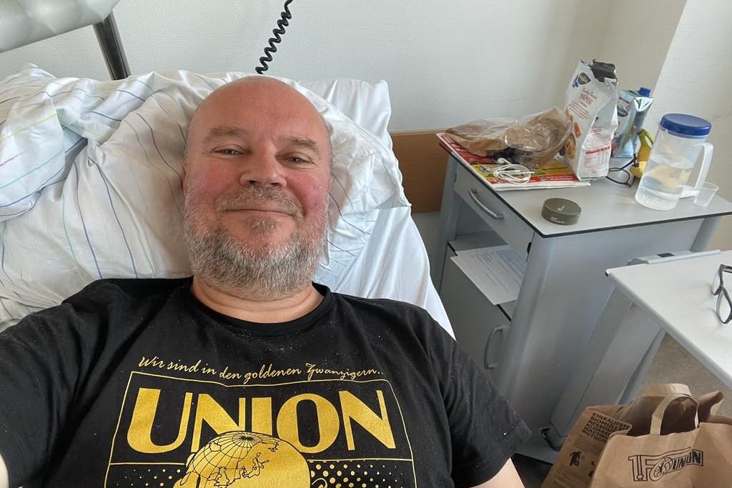 Rune Holtmoen hyller fra sykesengen.