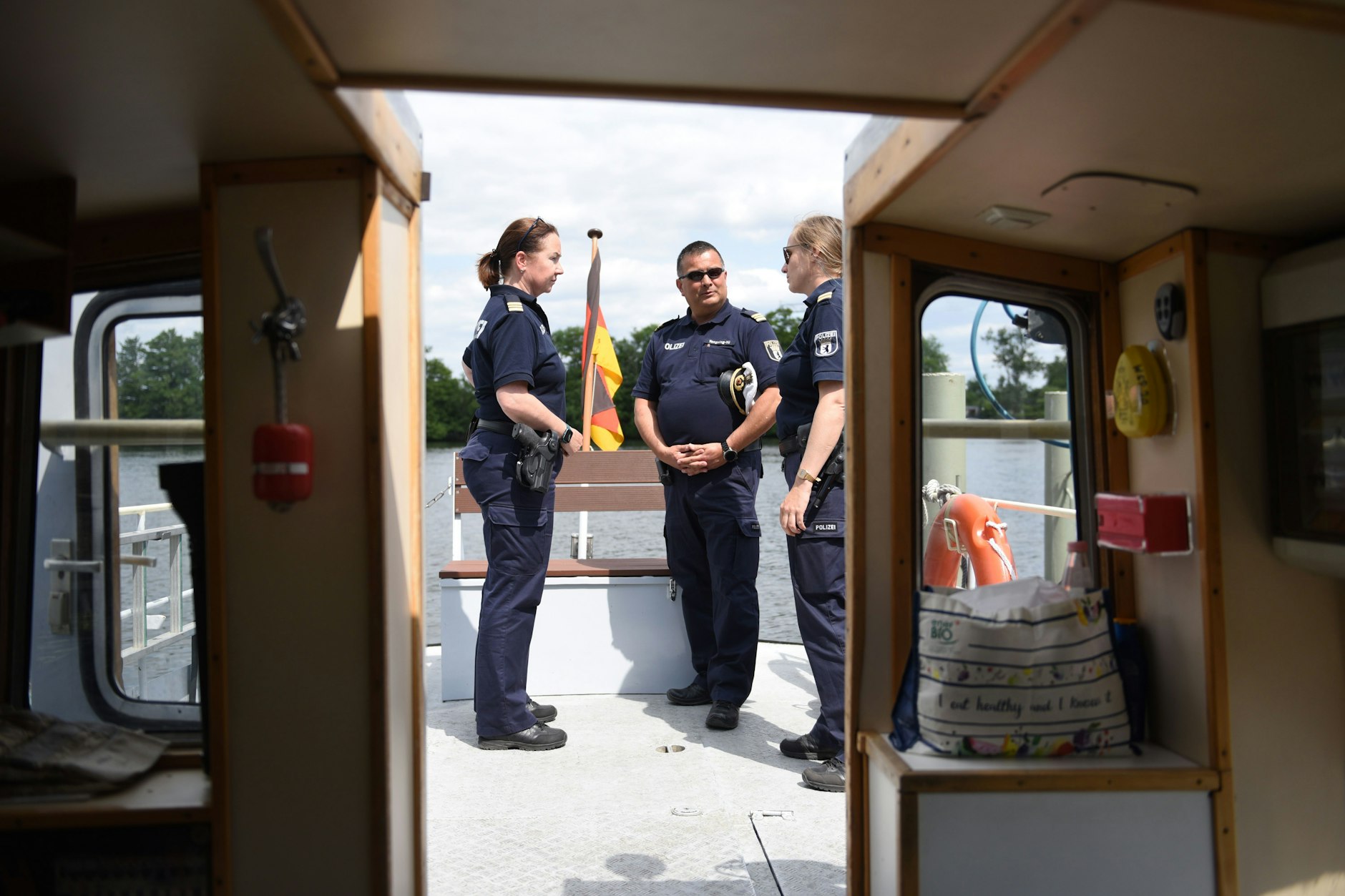 Die Besatzung der „Lietze“ bespricht den hinter ihr liegenden Einsatz.