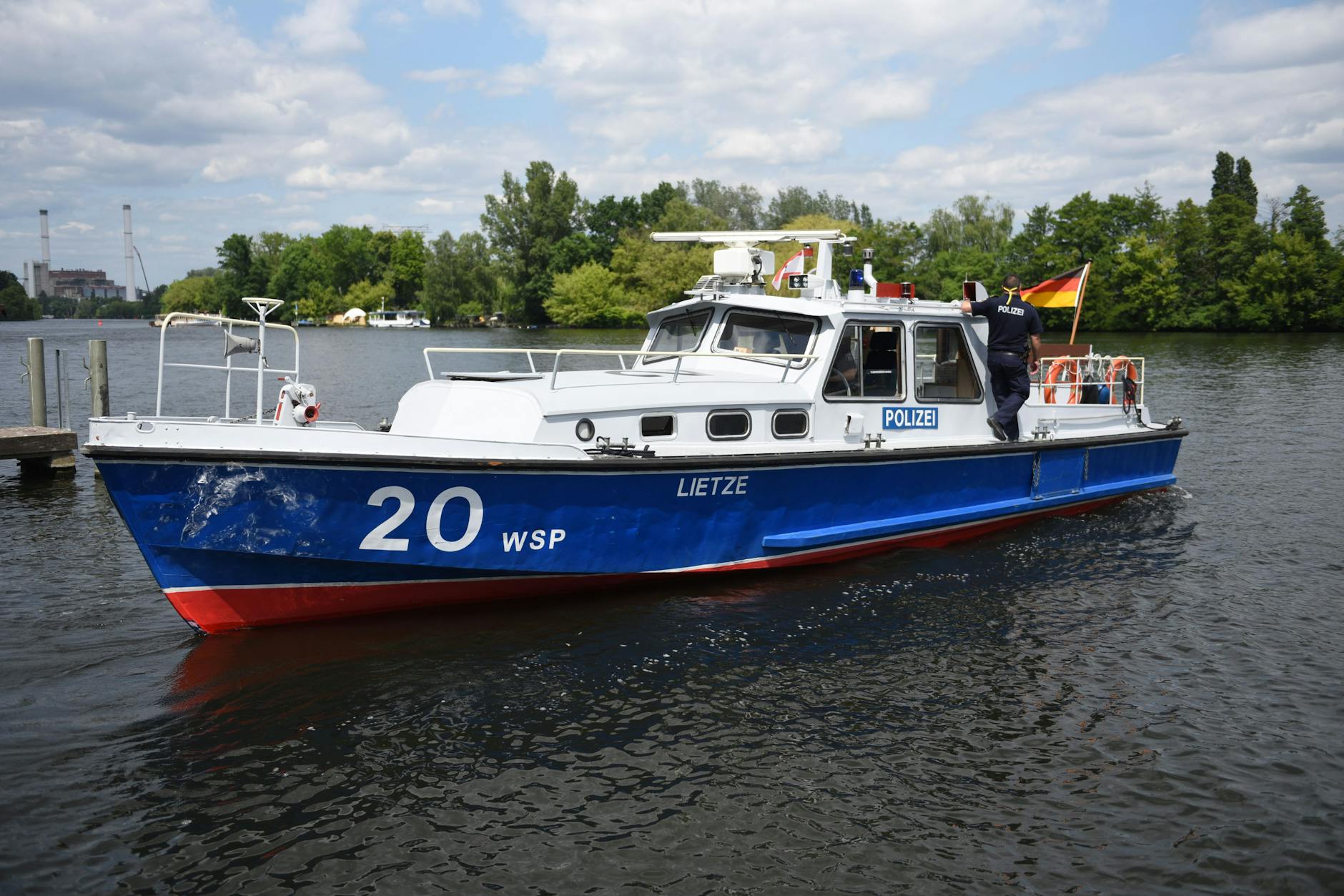 Die „Lietze“ ist in Treptow-Köpenick unterwegs: Baujahr 1966, 13,3 Meter Länge, 3,35 Meter Breite, 1,10 Tiefgang, Sechs-Zylinder-Reihenmotor mit 1,8 Liter Hubraum und 200 PS Leistung.