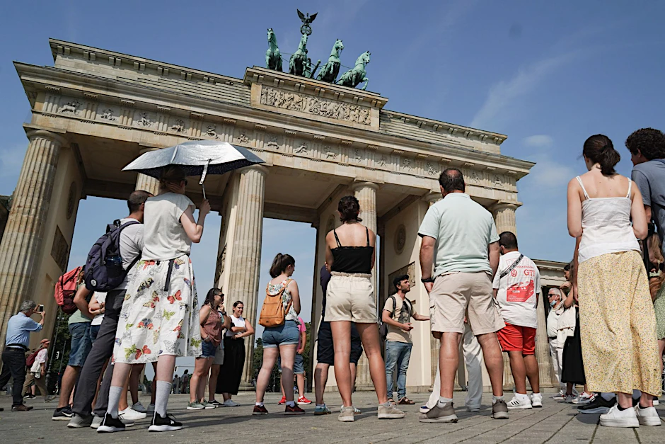 Künftig mit Knigge: Stadtführung vor dem Brandenburger Tor.