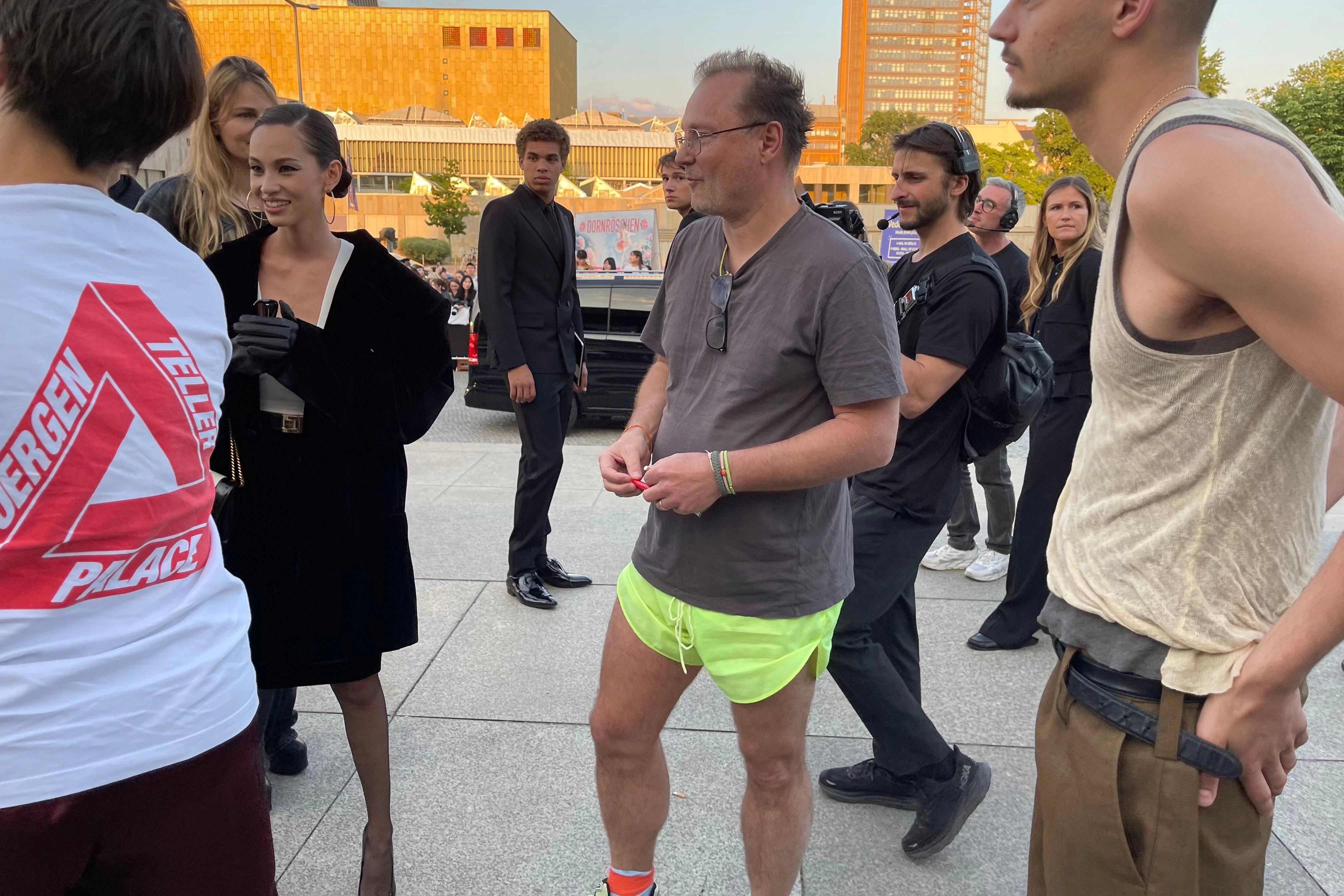 Juergen Teller kam in T-Shirt und Turnhose.