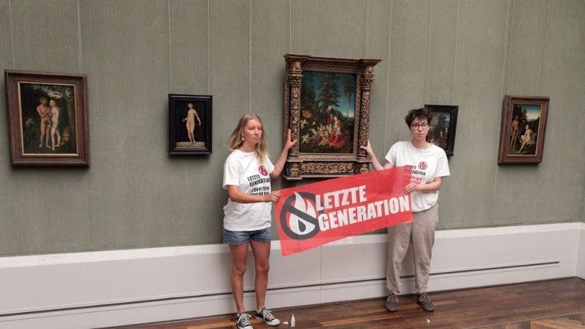 Im August 2022 hatte sich Lina E. (20, r.) mit „Kollegin“ Maja W. (20) an das Cranach-Gemälde in Berlin geklebt.