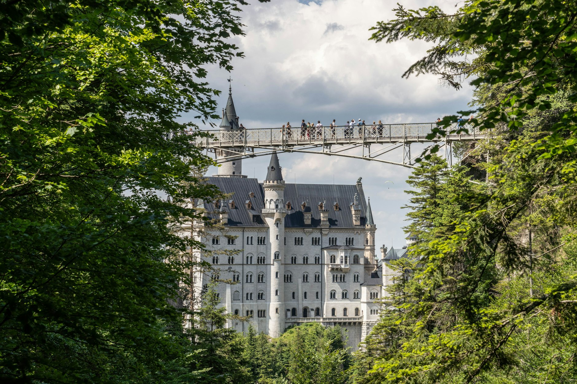 Touristen stehen auf der Marienbrücke vor Schloss Neuschwanstein. In der Nähe hat ein Mann zwei Frauen angegriffen und verletzt.