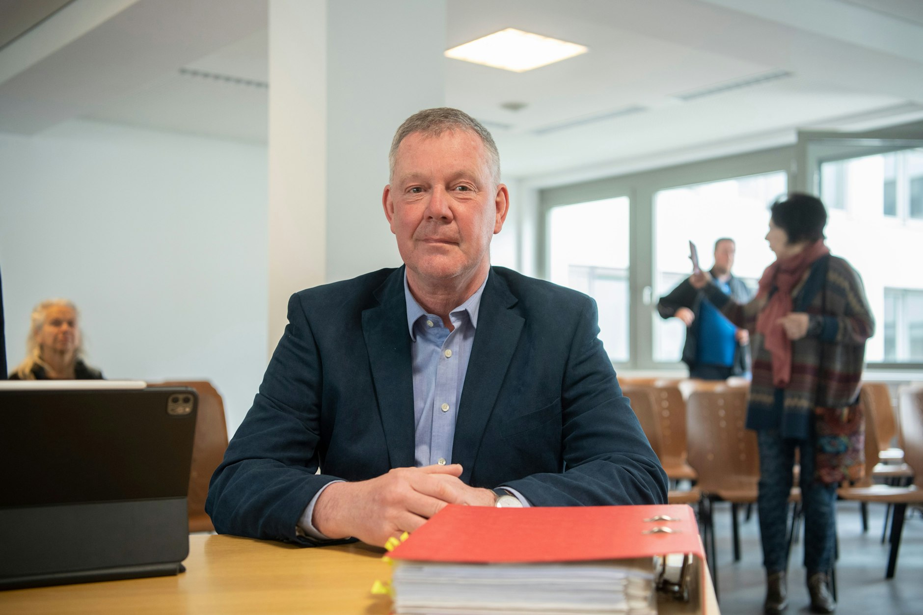 Lehrer Rüdiger Bormann sitzt in einem Verhandlungssaal im Landesarbeitsgericht.