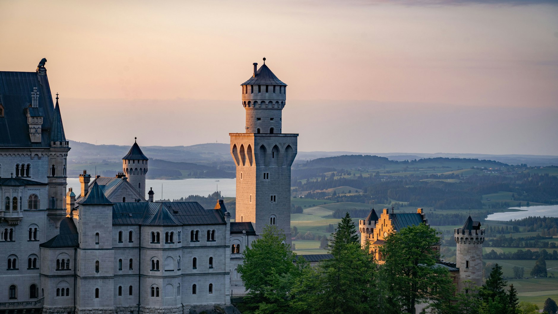 Schloss Neuschwanstein ist eine der bekanntesten Sehenswürdigkeiten in Bayern.