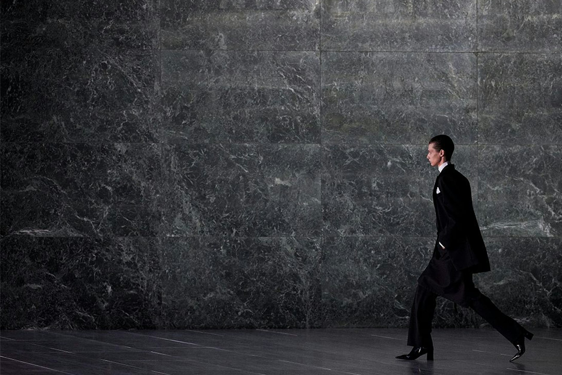 Luxusmode trifft auf legendäre Architektur: Saint Laurent präsentierte am Montag die Männerkollektion für nächsten Sommer in der Neuen Nationalgalerie. 