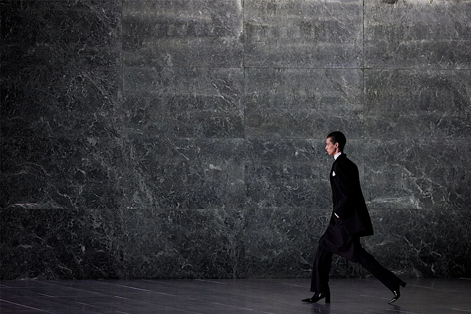Luxusmode trifft auf legendäre Architektur: Saint Laurent präsentierte am Montag die Männerkollektion für nächsten Sommer in der Neuen Nationalgalerie.&nbsp;&nbsp;