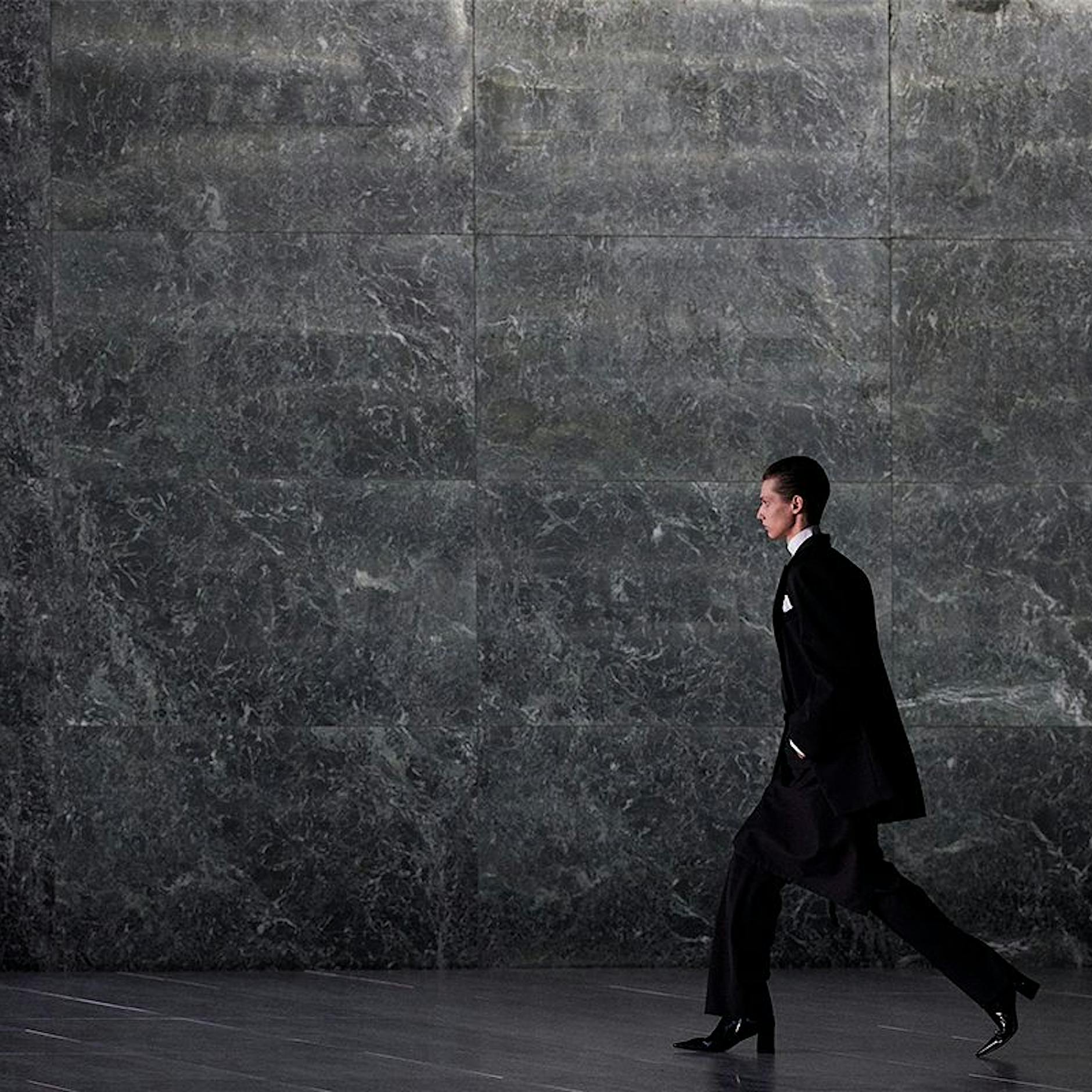 Saint Laurent in Berlin: Schwarze Religion, tiefe Ausschnitte und Juergen Teller in Turnhose