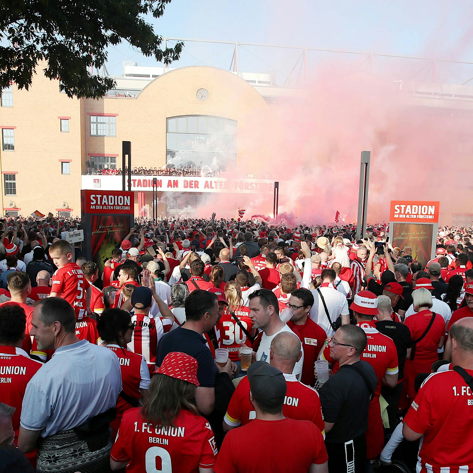 Champions-League-Party in Berlin: Wie Union-Fans einem Fan aus Norwegen das Leben retteten