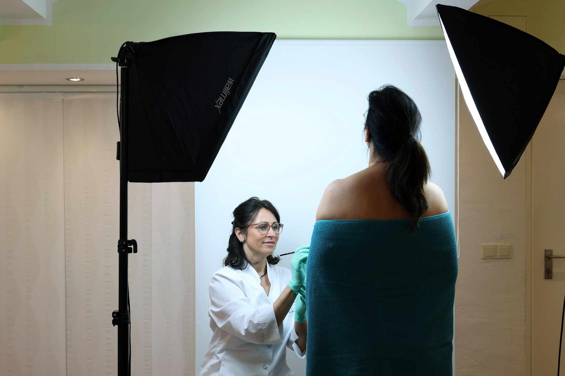 Lydia Dwornicki behandelt die Brust von Simone Ahrens, die eigentlich anders heißt, ein letztes Mal.