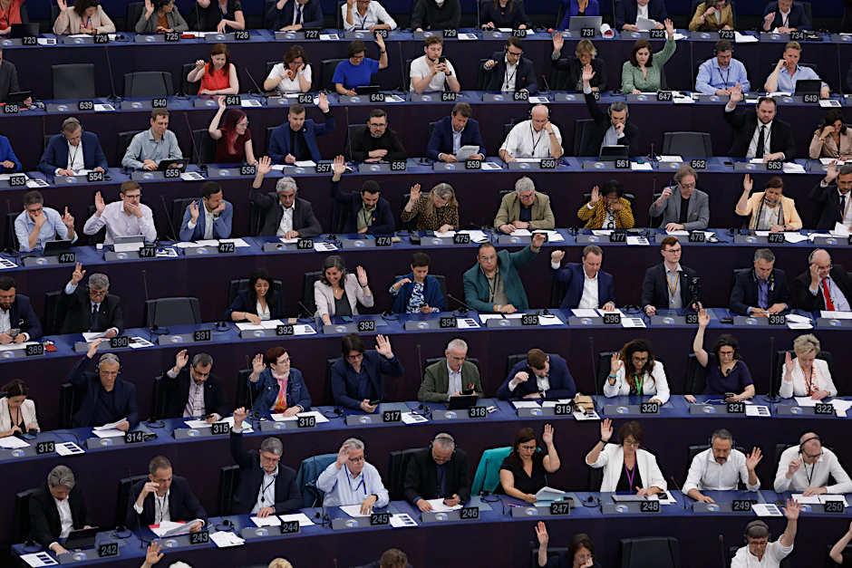 Abgeordnete stimmen im Europäischen Parlament in Straßburg über das Gesetz zur Künstlichen Intelligenz ab.