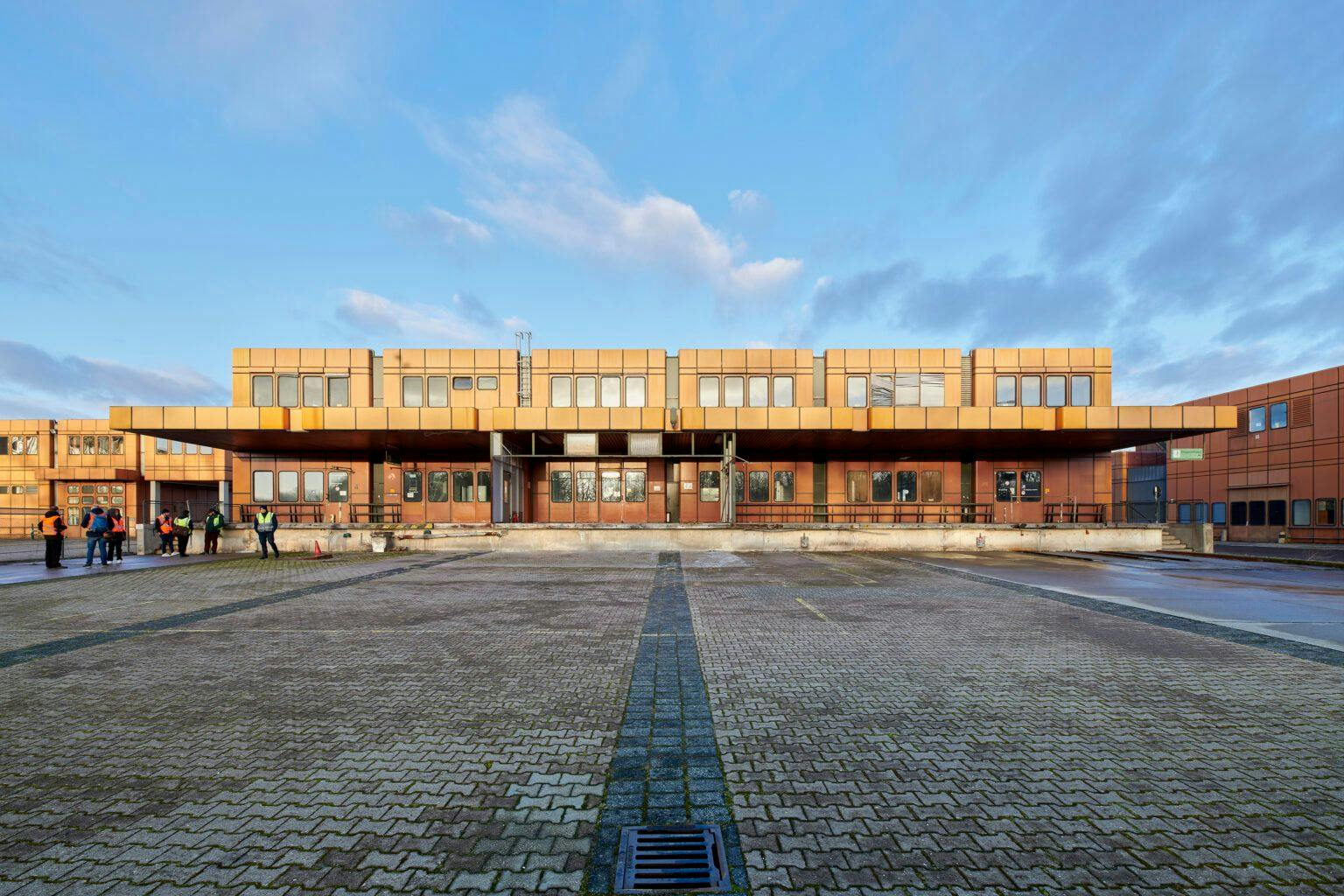 Die alte Frachtkantine auf dem ehemaligen Flughafen Tegel ist ungenutzt - noch. Bald sollen dort Kulturveranstaltungen stattfinden, inklusive Partys.