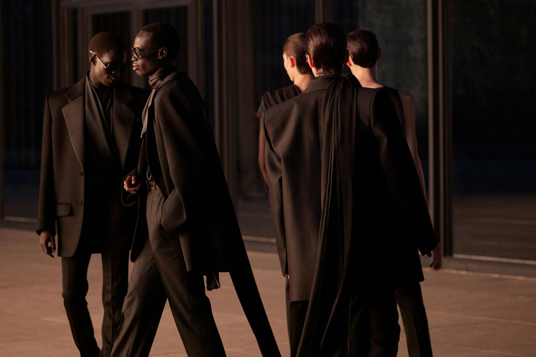 Sunset an der Neuen Nationalgalerie: Das Licht der untergehenden Sonne nimmt dem Saint-Laurent-Schwarz die Härte. 