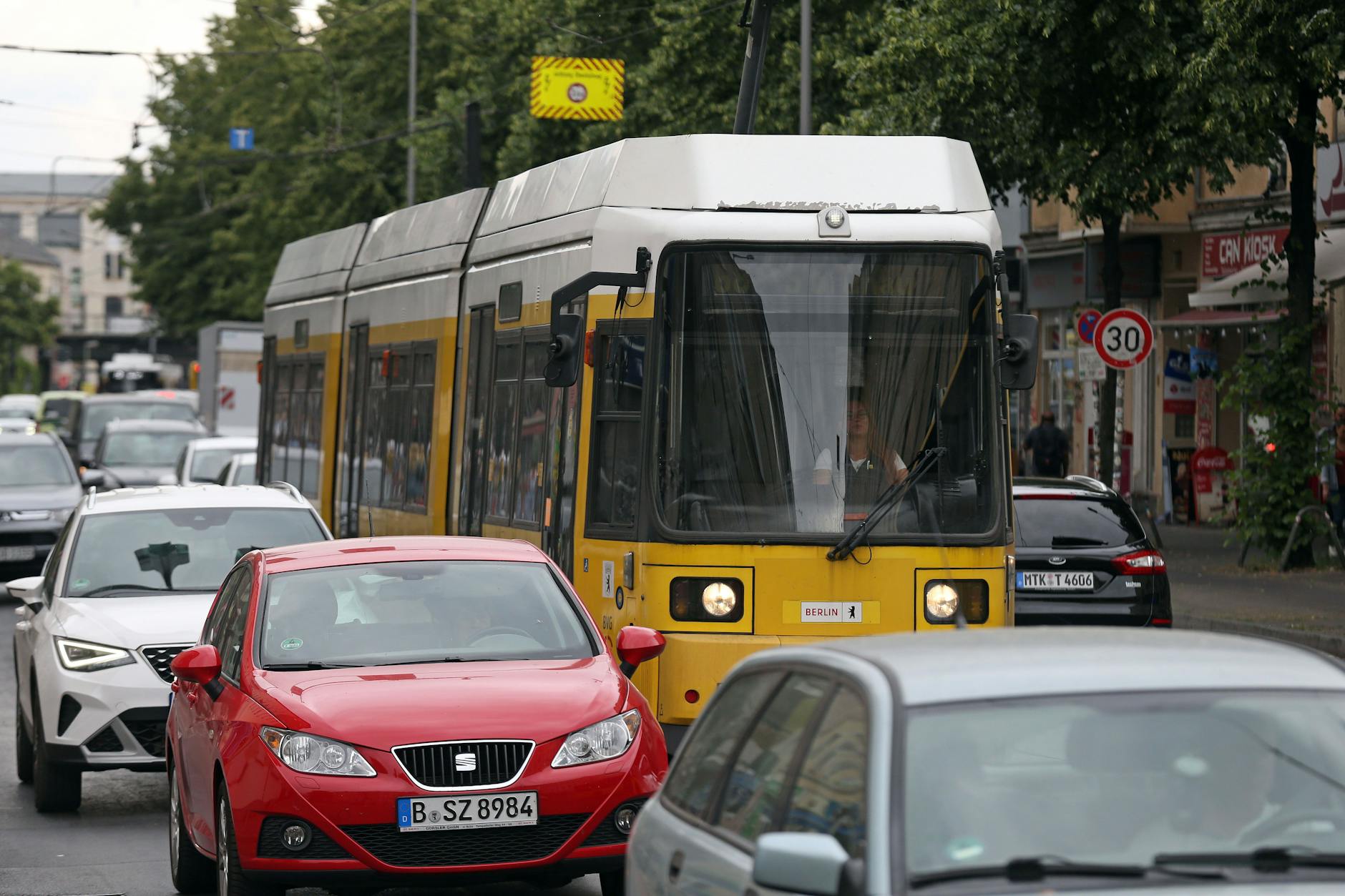 Im März ging der Stress los: Seither gehört Stau zum Alltag in der Bahnhofstraße in Köpenick. Bis heute werden auch Busse und Straßenbahnen immer wieder ausgebremst. Nun ist Abhilfe in Sicht.