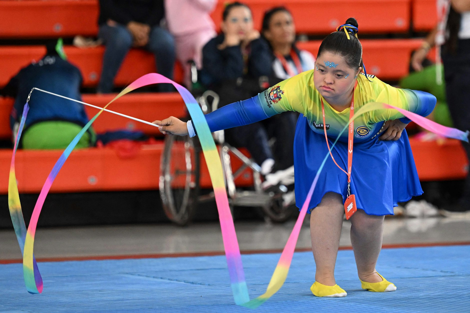 Eine Athletin mit kognitiver Behinderung nimmt an den Vorentscheidungen für die Special Olympics teil.