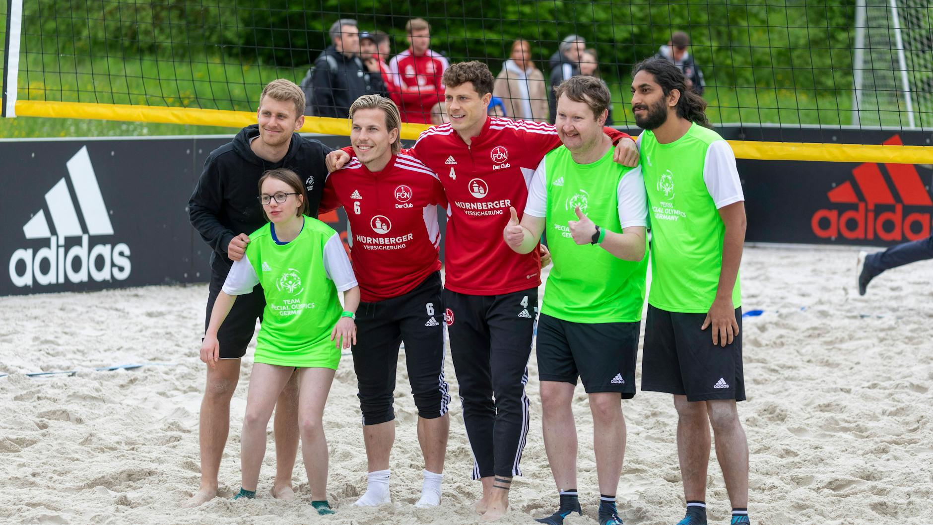 Athleten und Athletinnen der Special Olympic World Games 2023 treffen sich mit Spielern des 1. FCN Herzogenaurach. Die Athleten treten in 26 verschiedenen Sportarten gegeneinander an. 