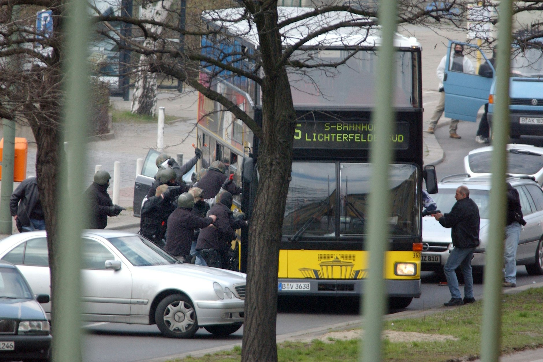 Der entführte Linienbus steht auf dem Sachsendamm. Rechts am Bus ist der SEK-Beamte Sero zu sehen. Es ist der Zeitpunkt des Zugriffs.