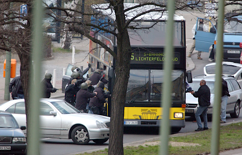 Der entführte Linienbus steht auf dem Sachsendamm. Rechts am Bus ist der SEK-Beamte Sero zu sehen. Es ist der Zeitpunkt des Zugriffs.
